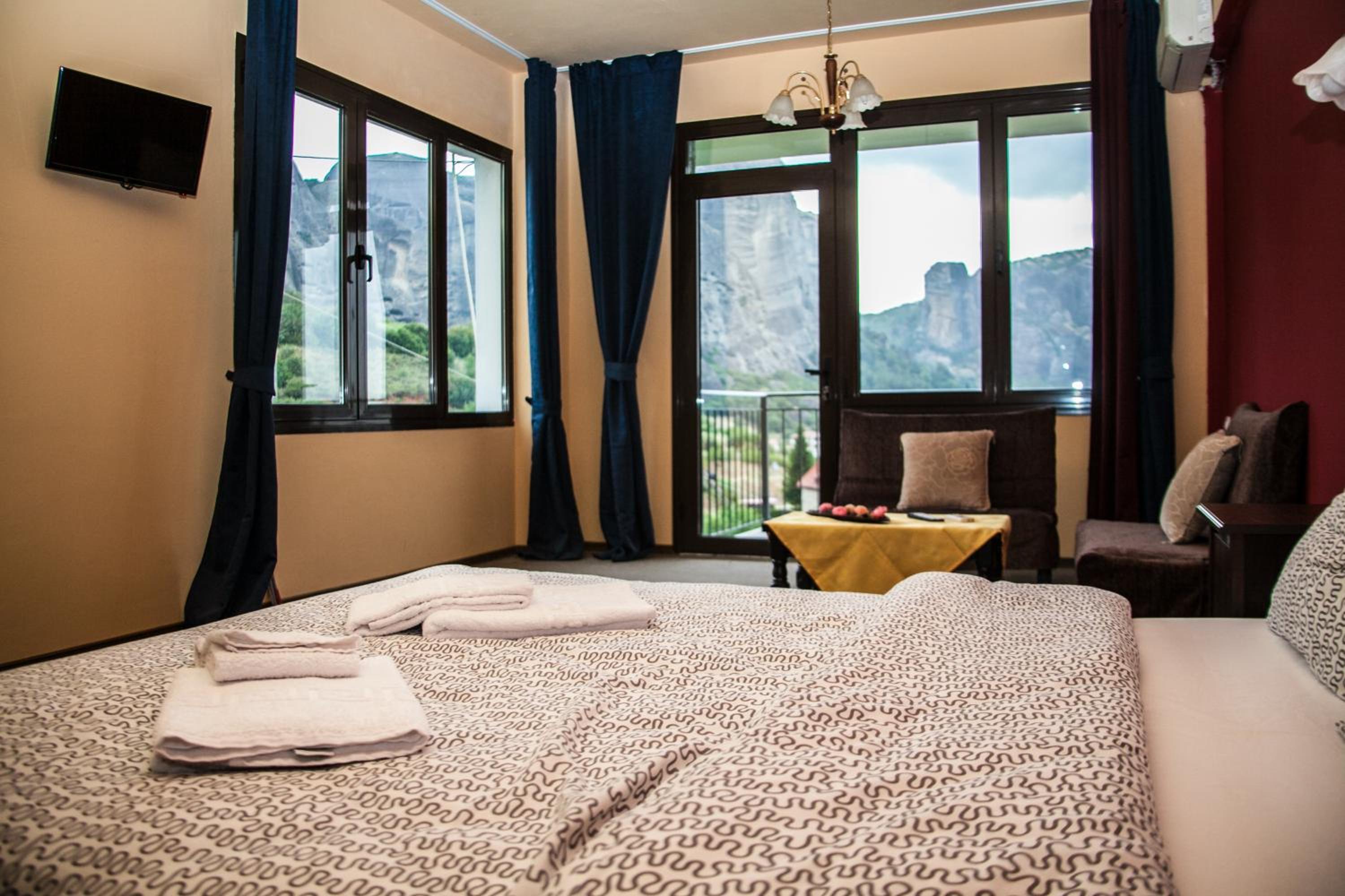 Double Room with Meteora View - Photo 2