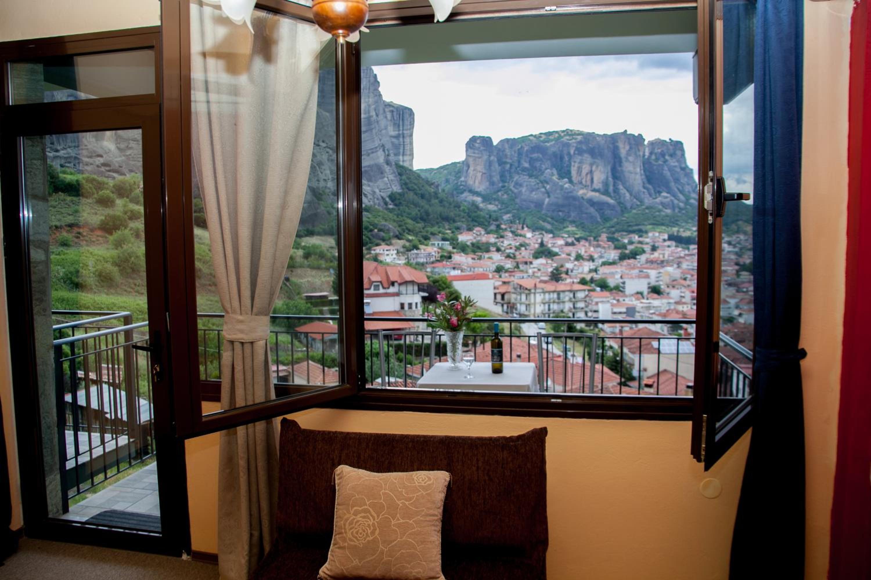 Double Room with Meteora View - Photo 3
