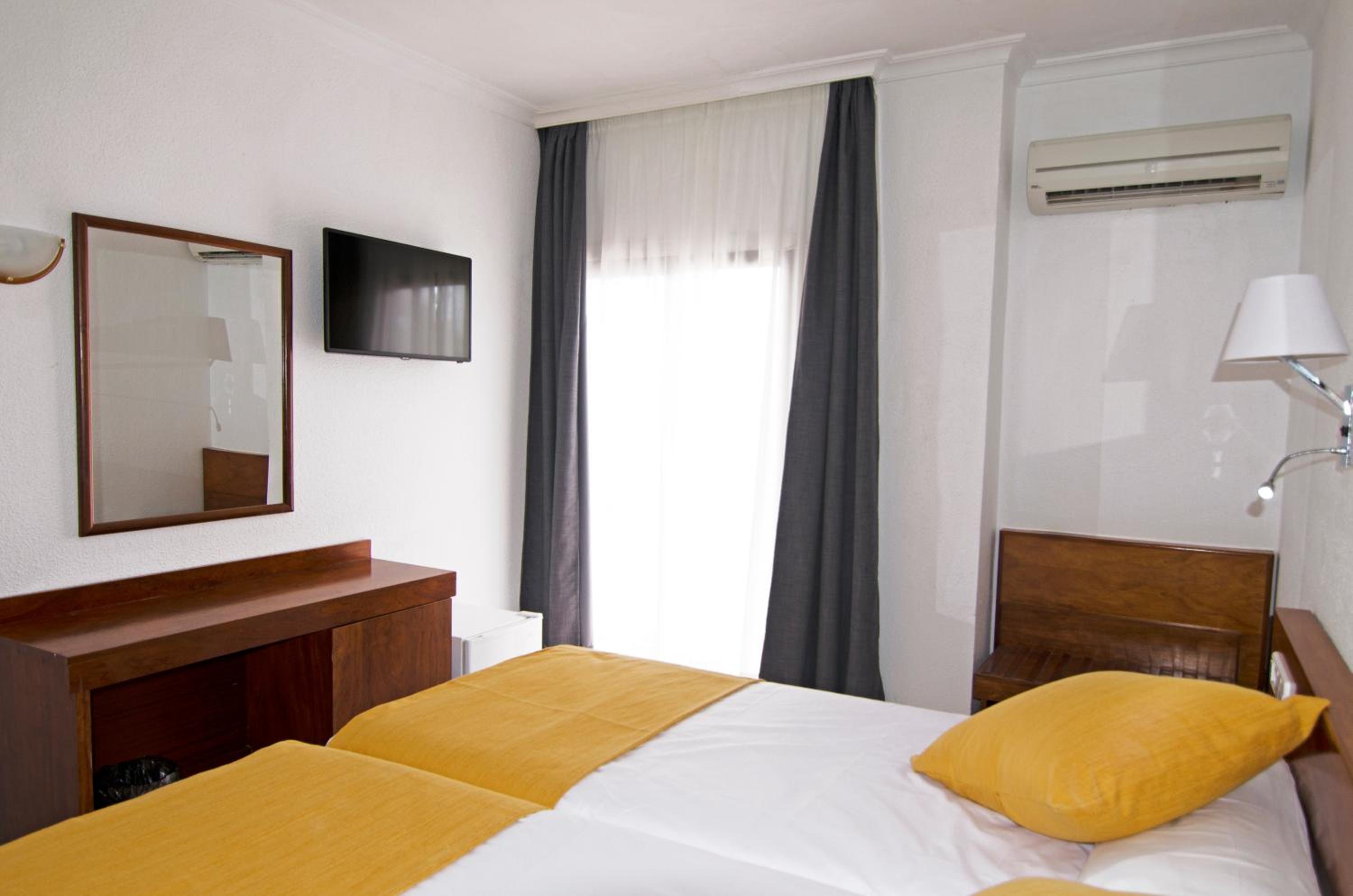Twin Room - Photo 6