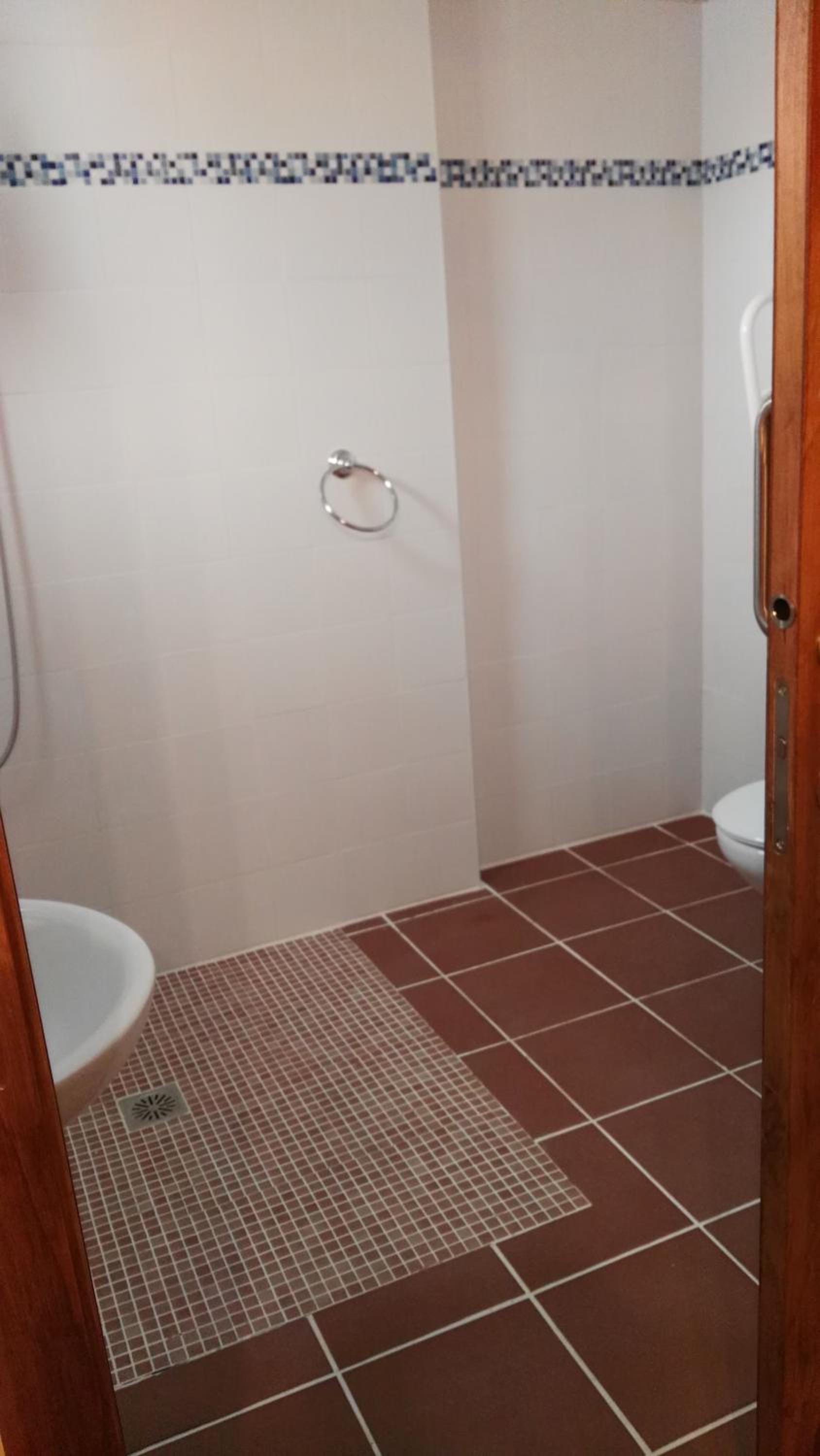 Twin Room - Disability Access - Photo 4