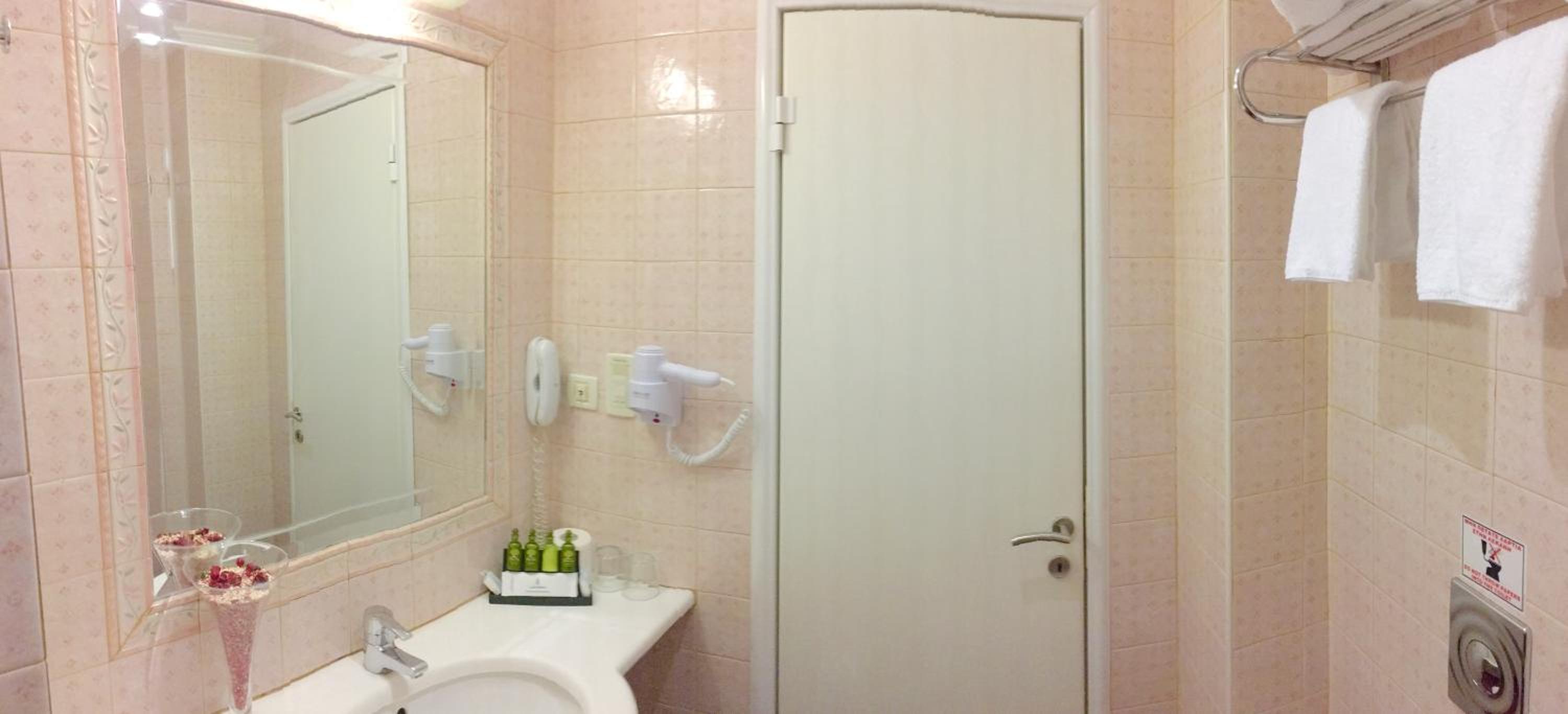 Interconnecting Room photo 2