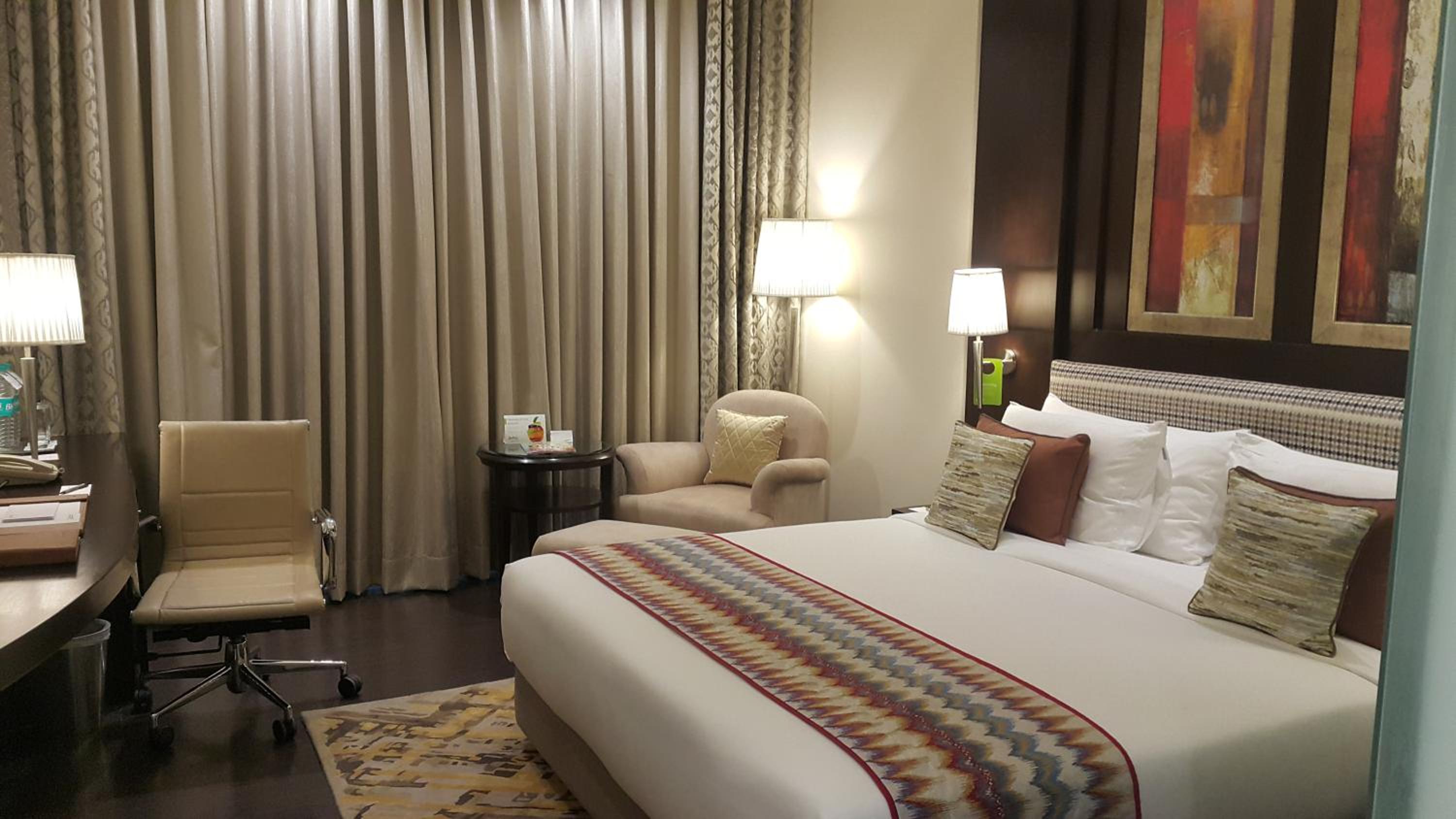 Business Room with Two Way Airport Transfers and 15% discount on Food and Soft beverage  - Photo 6