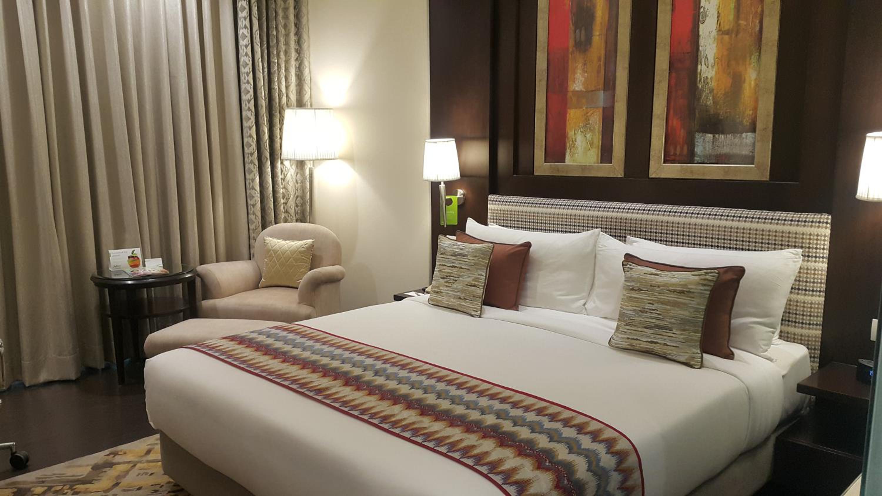 Business Room with Two Way Airport Transfers and 15% discount on Food and Soft beverage  - Photo 2