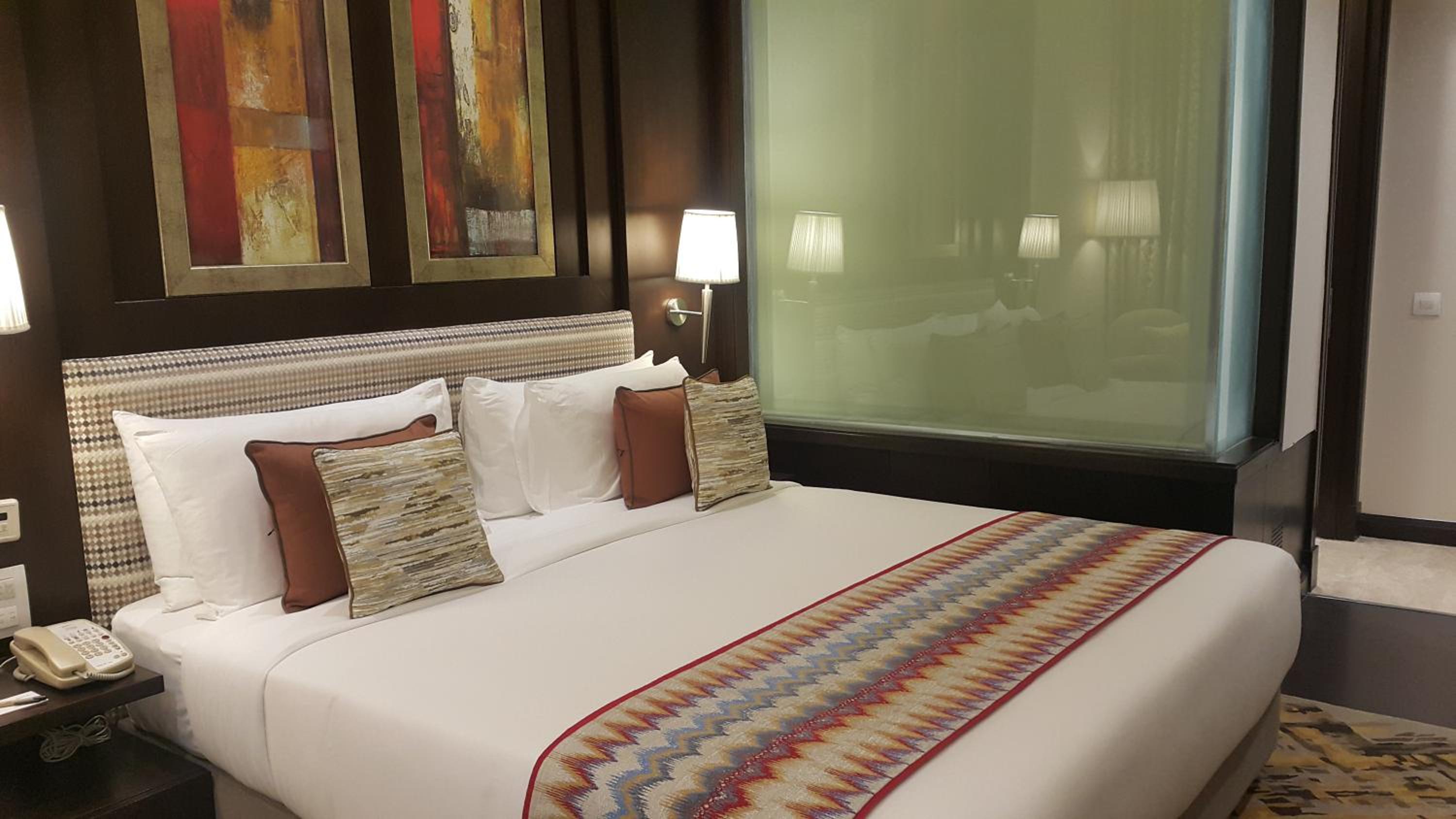 Business Room with Two Way Airport Transfers and 15% discount on Food and Soft beverage  - Photo 5