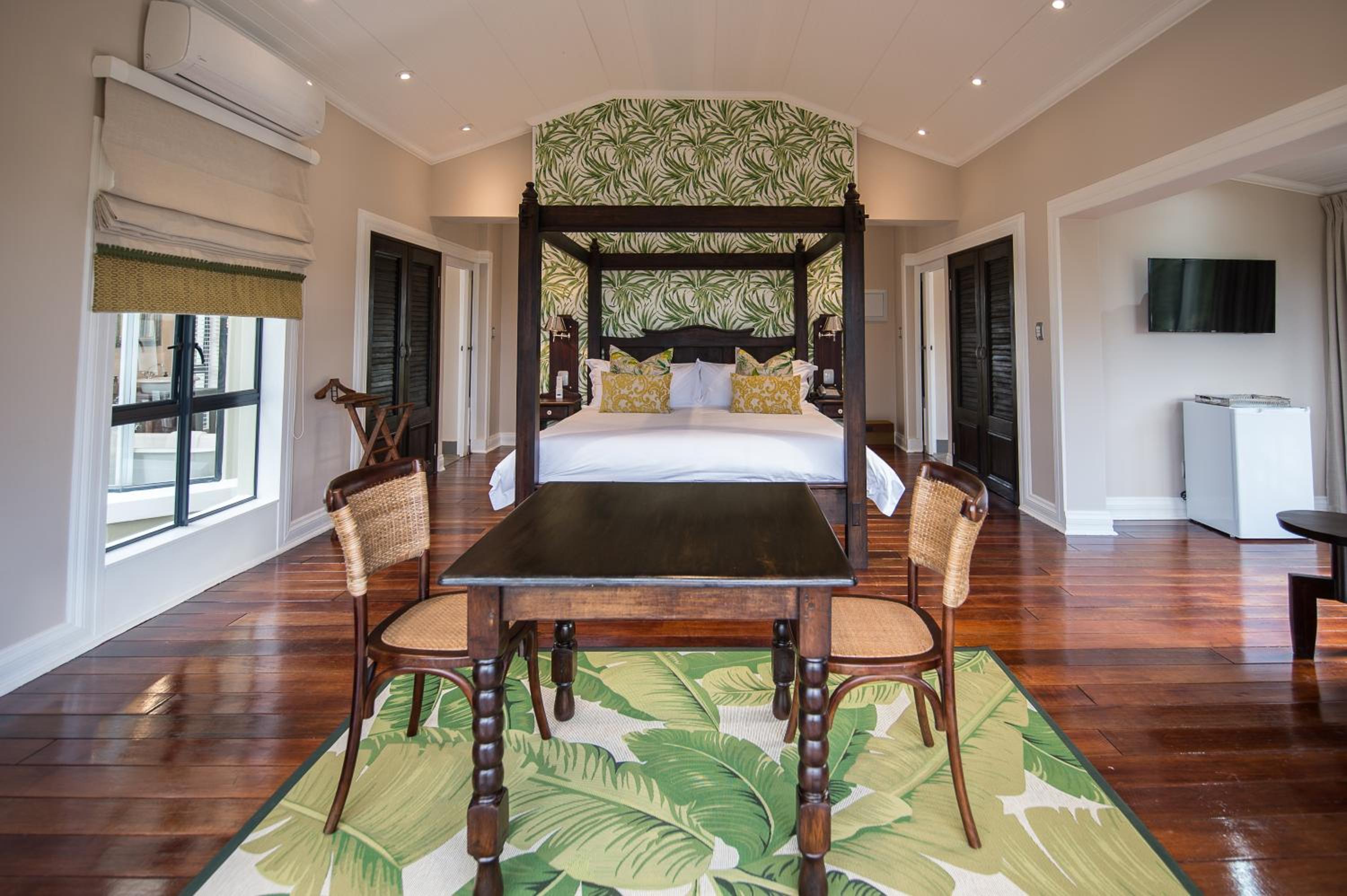 Executive Suite - Photo 2