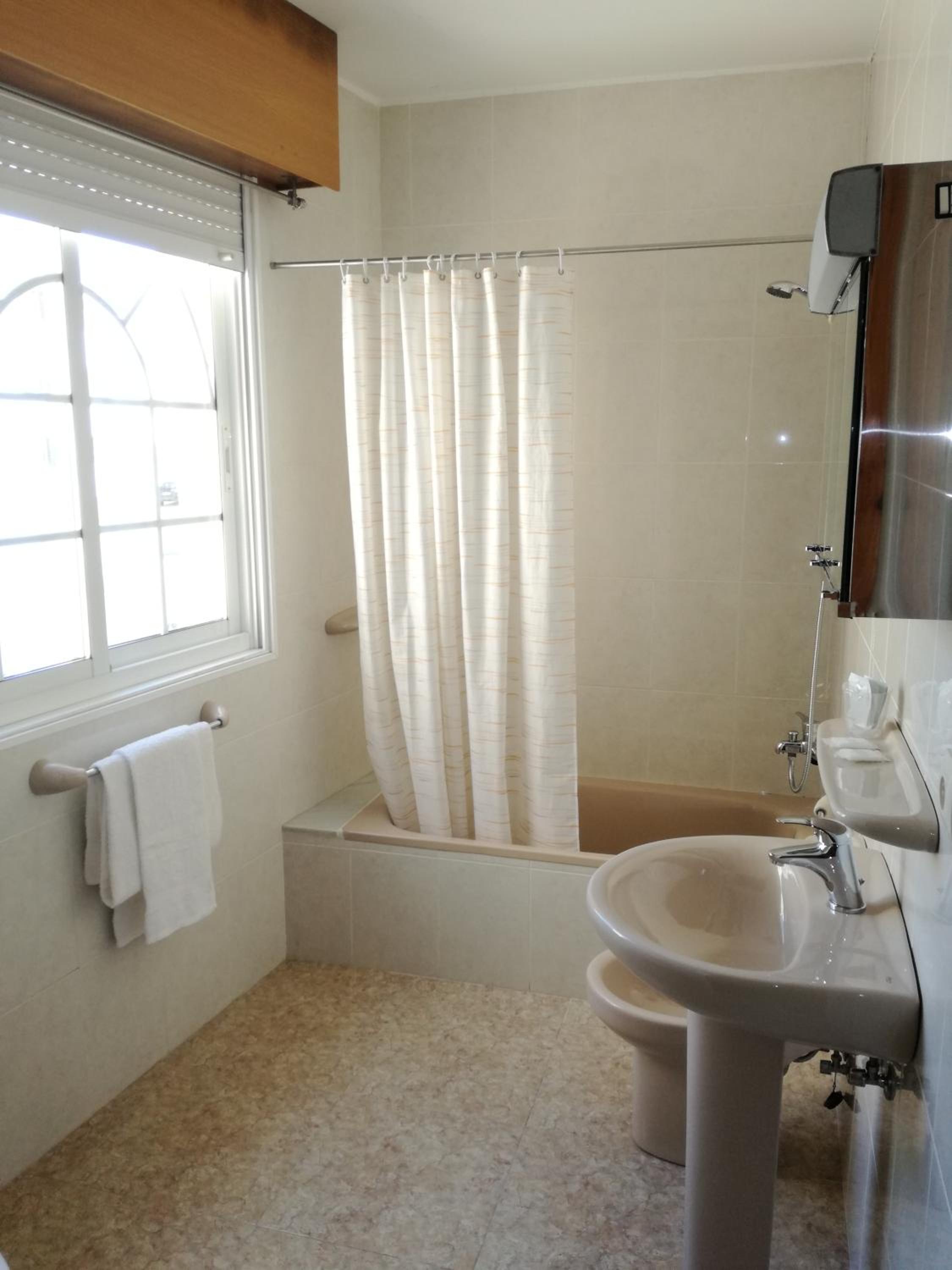 Twin room economy photo 2