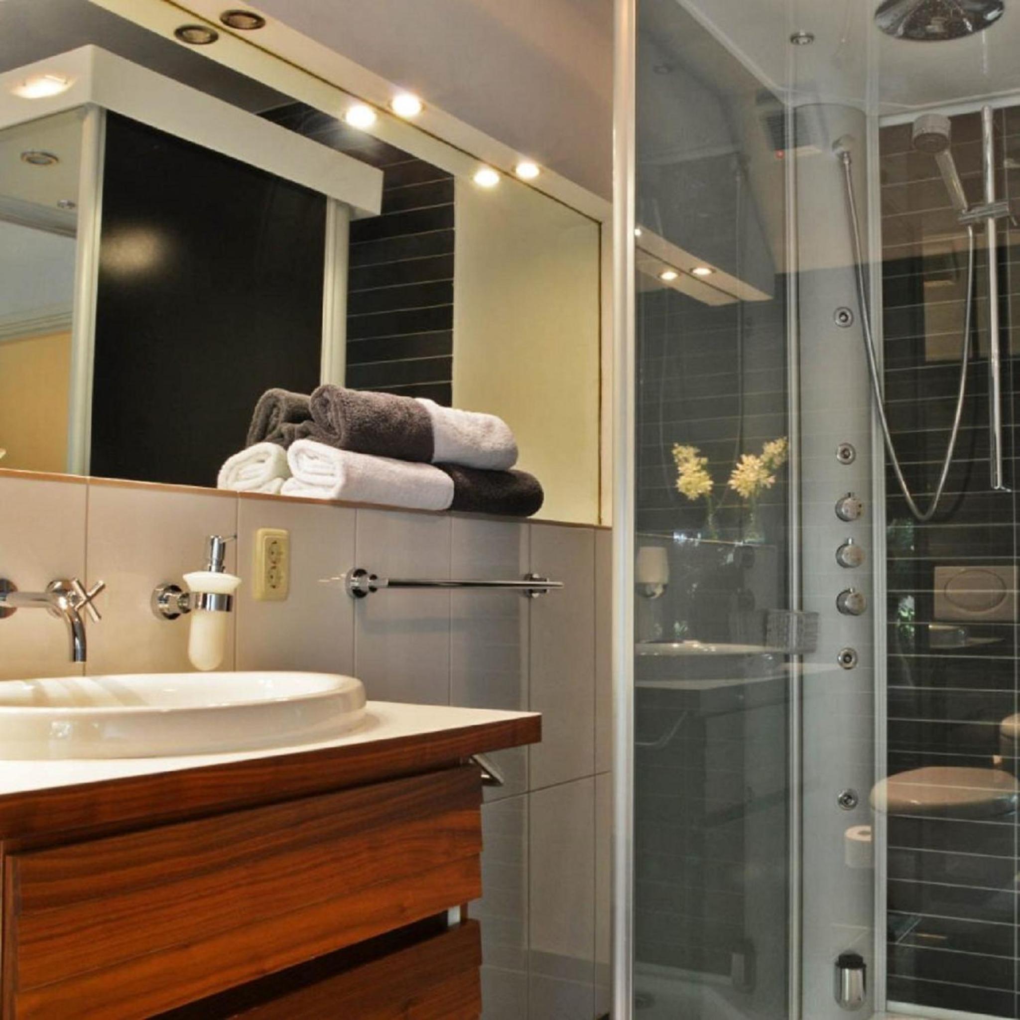 Deluxe Suite with Spa Bath photo 2