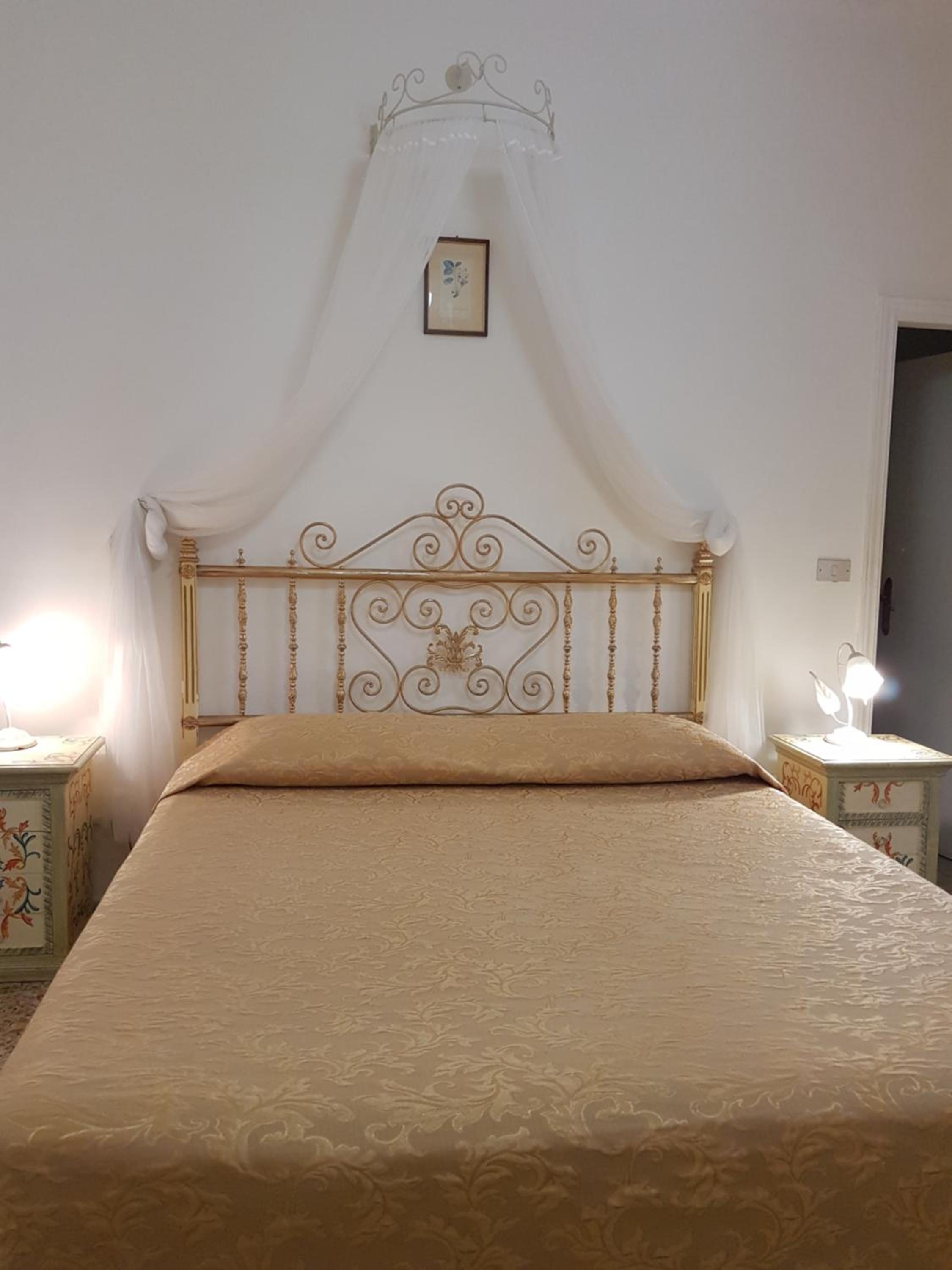 Single Room with Shared Bathroom