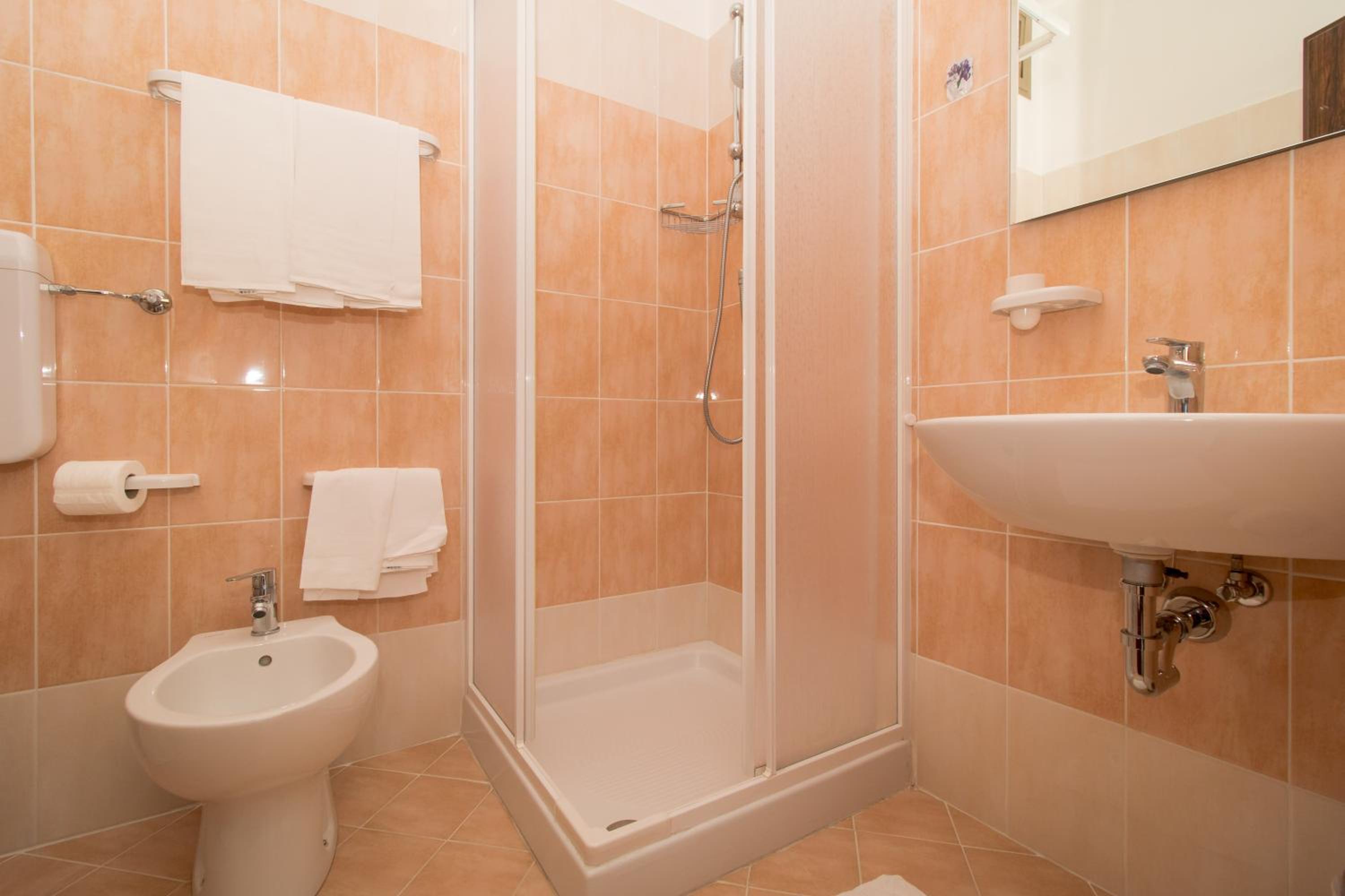 Single Room with Private Bathroom photo 3