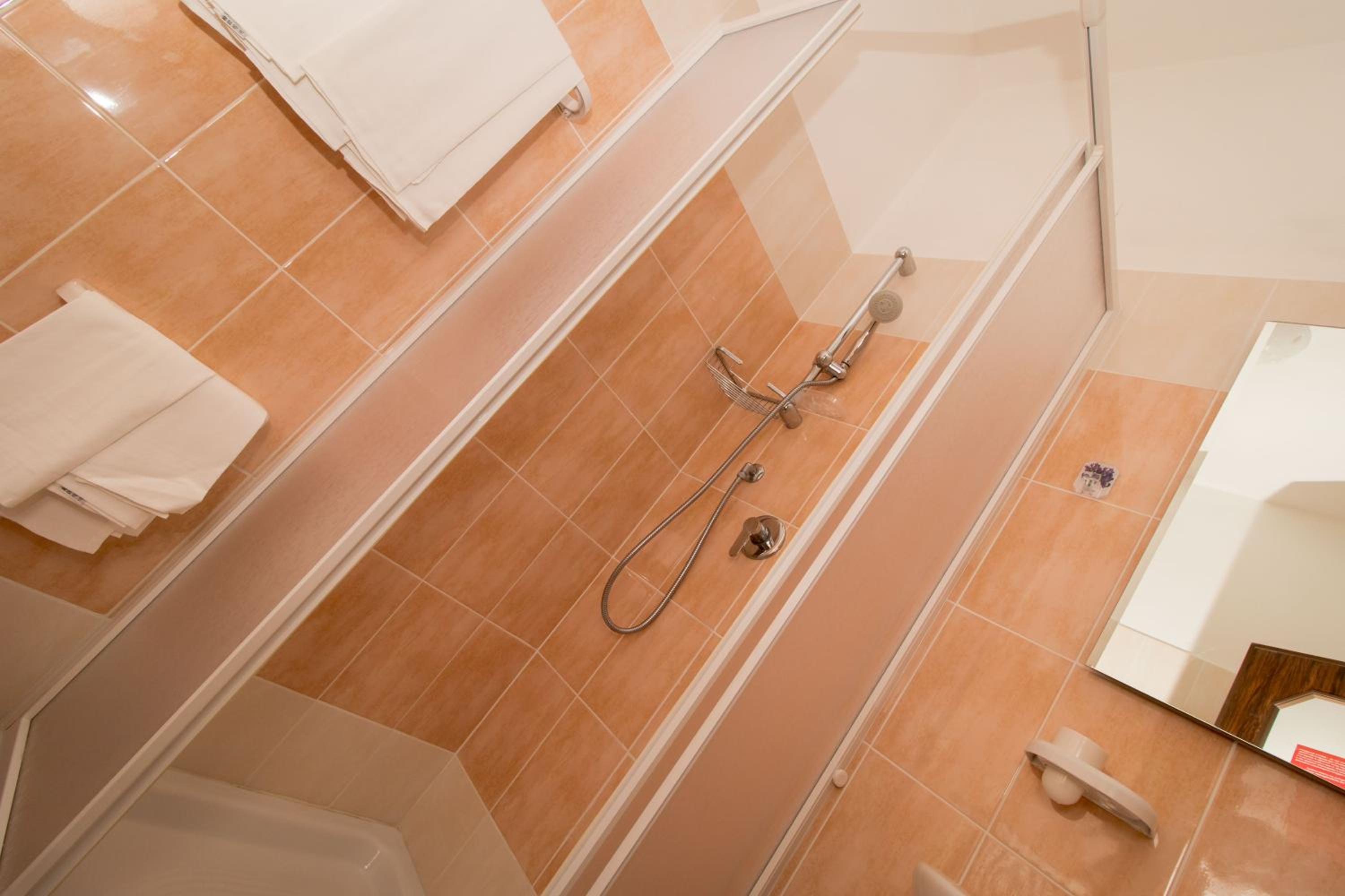 Triple Room with Private Bathroom - Photo 5