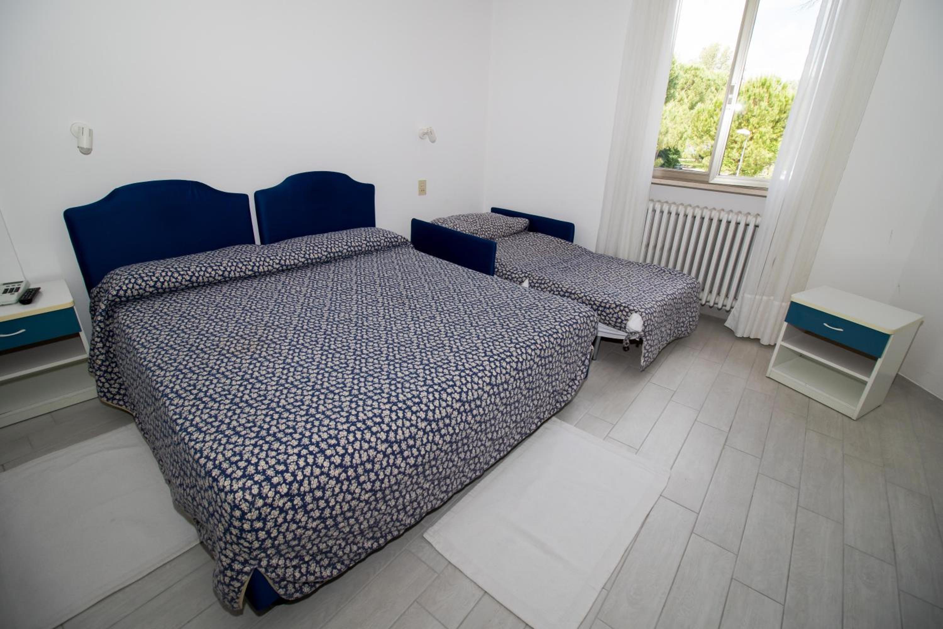 Triple Room with Private Bathroom - Photo 2