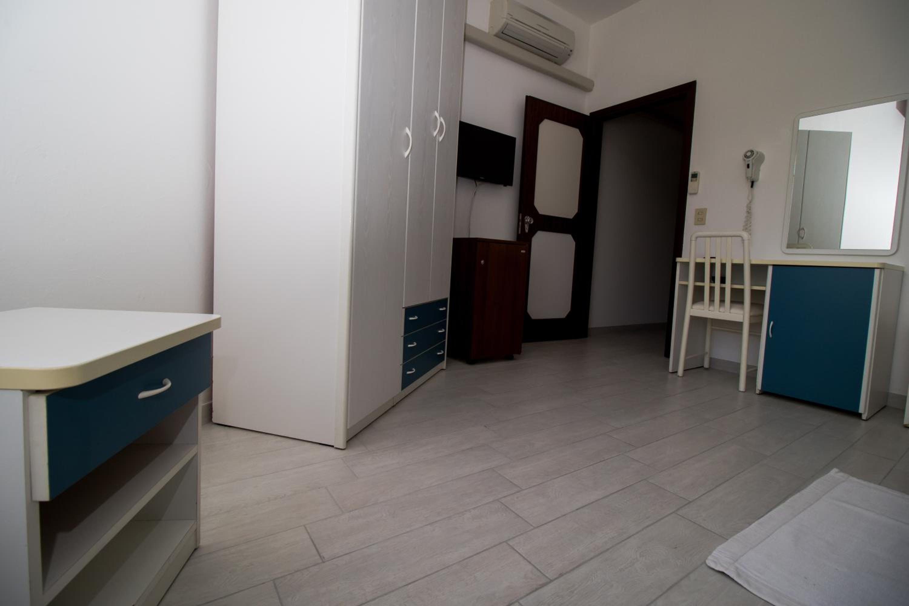 Triple Room with Private Bathroom - Photo 4