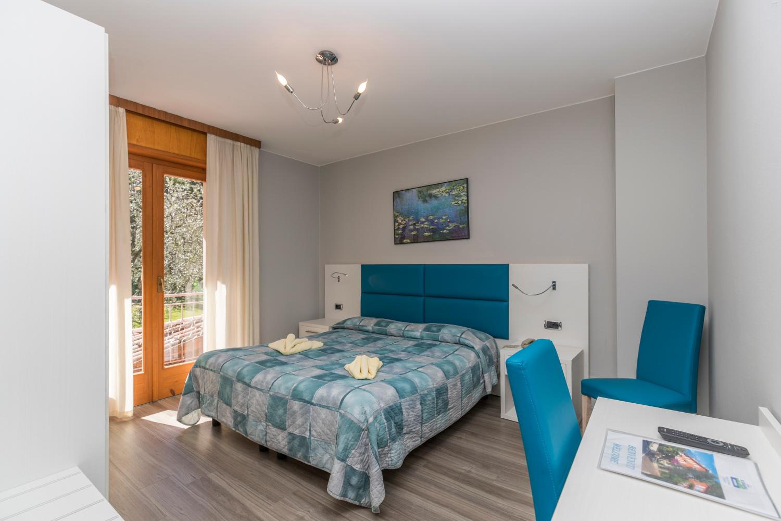 Double Room with Balcony - Photo 4