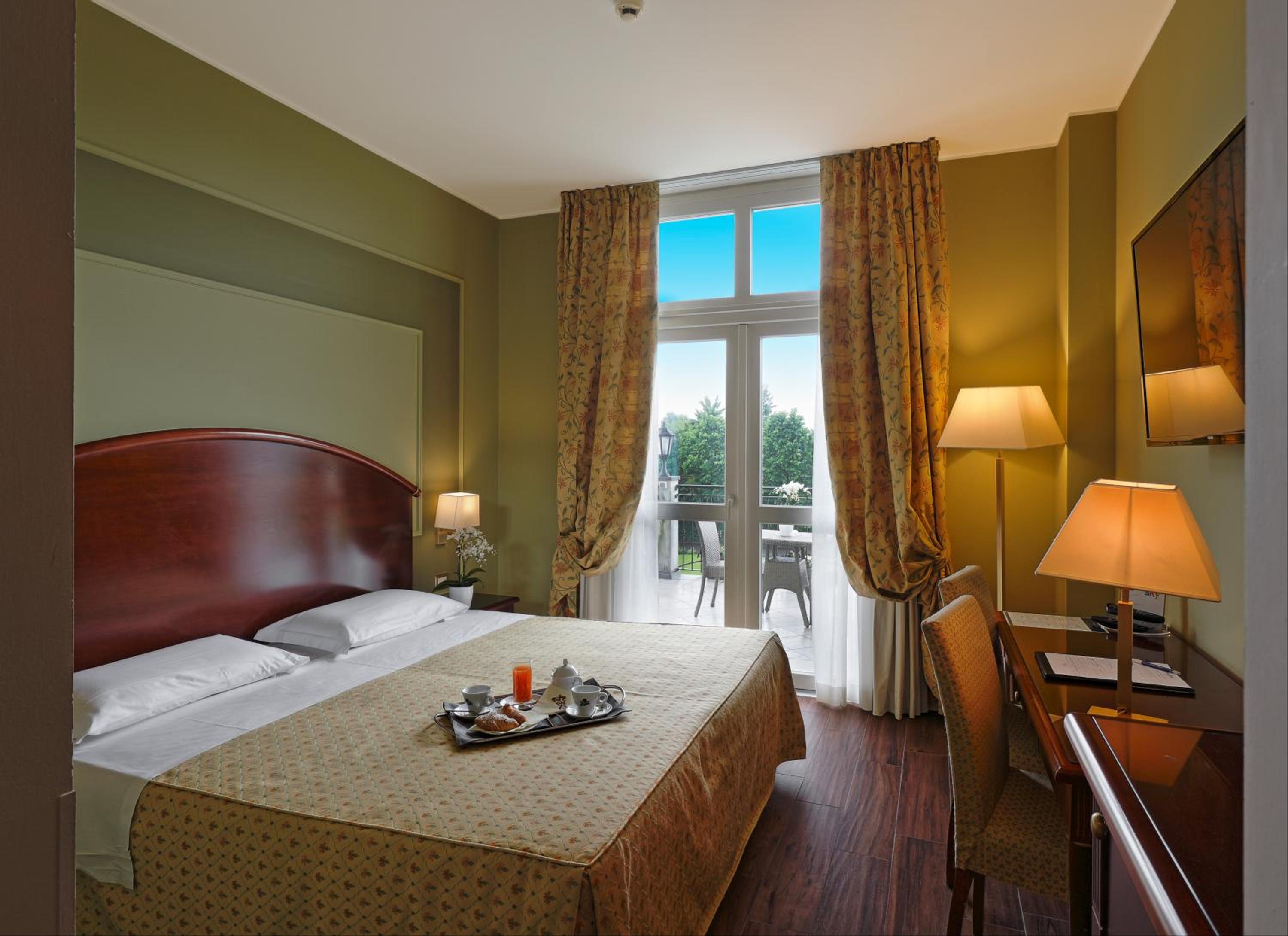 Deluxe Double or Twin Room with Balcony - Photo 1