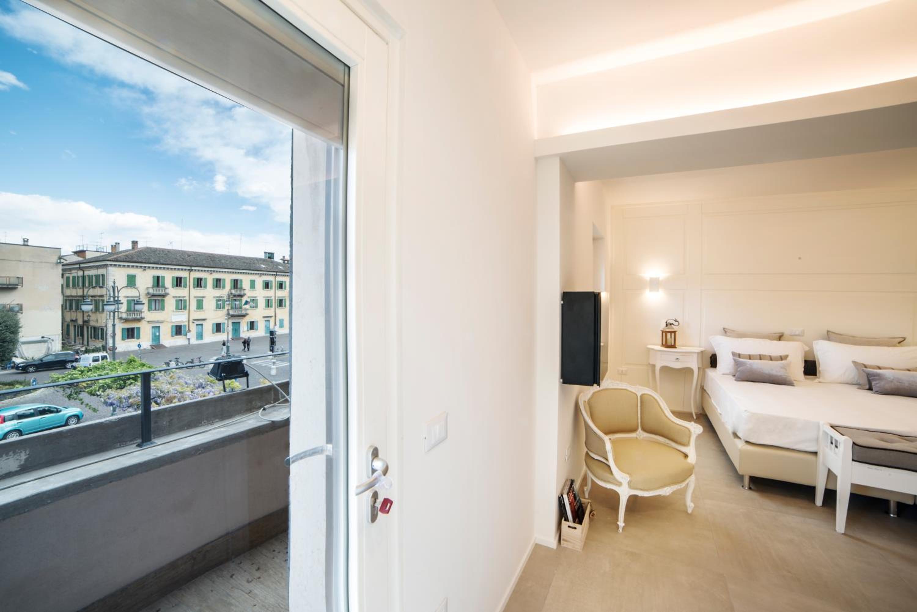 Double or Twin Room with Balcony and Partial Lake View photo 2