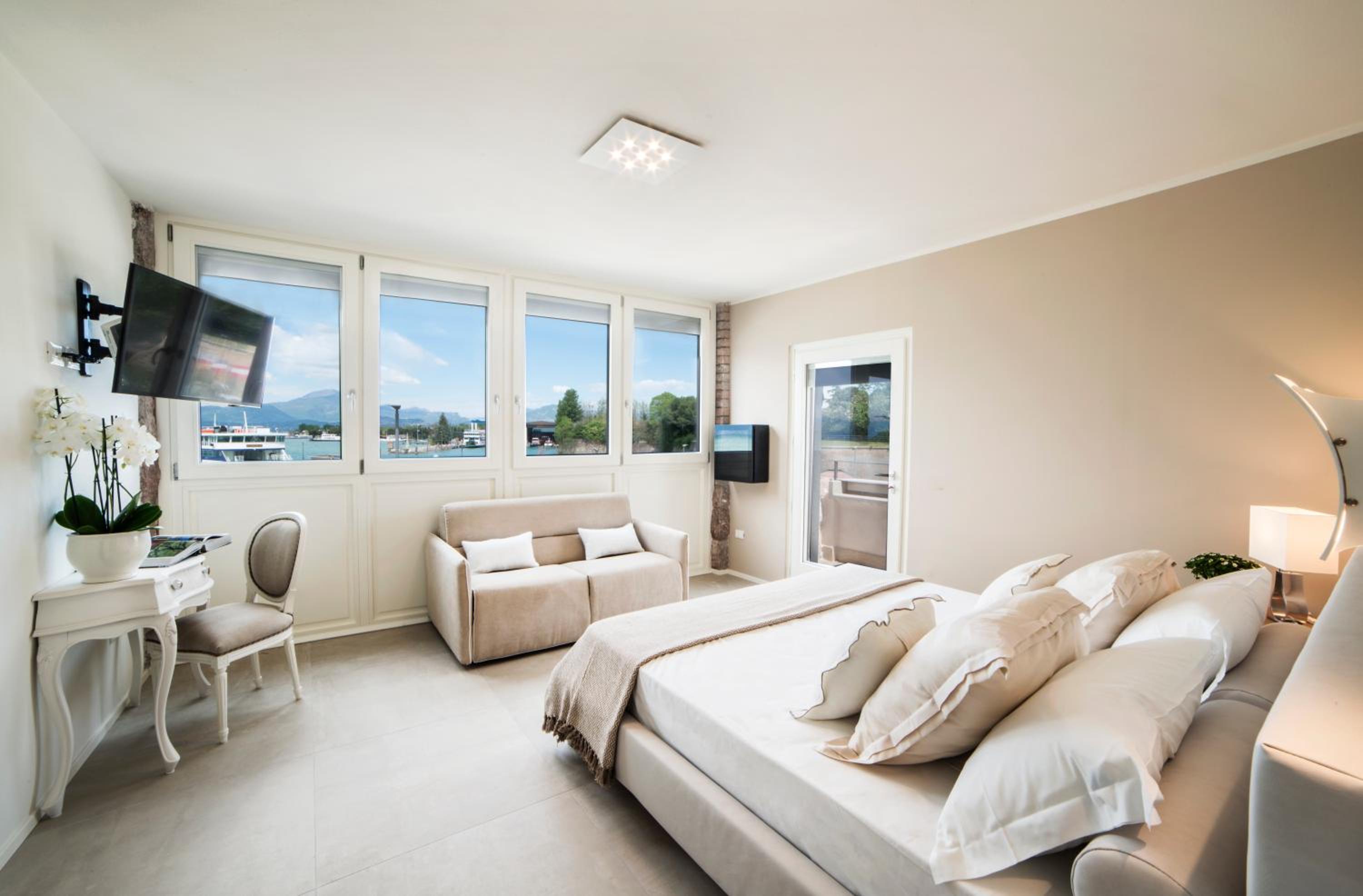 Double Room with Balcony and Lake View