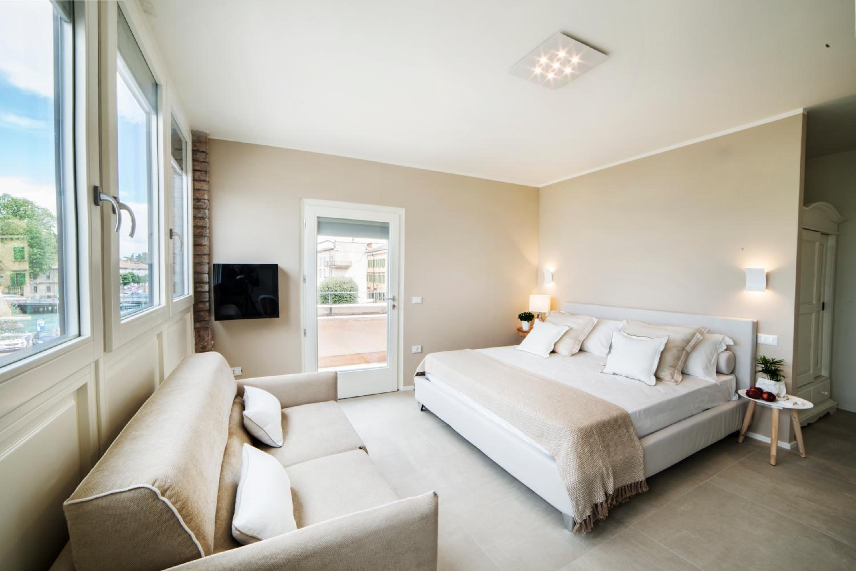 Double Room with Balcony and Lake View photo 2