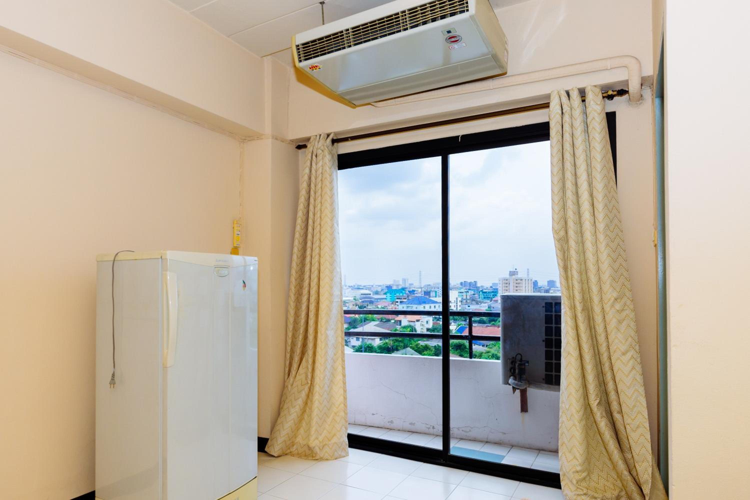 Apartment with Balcony - Photo 5