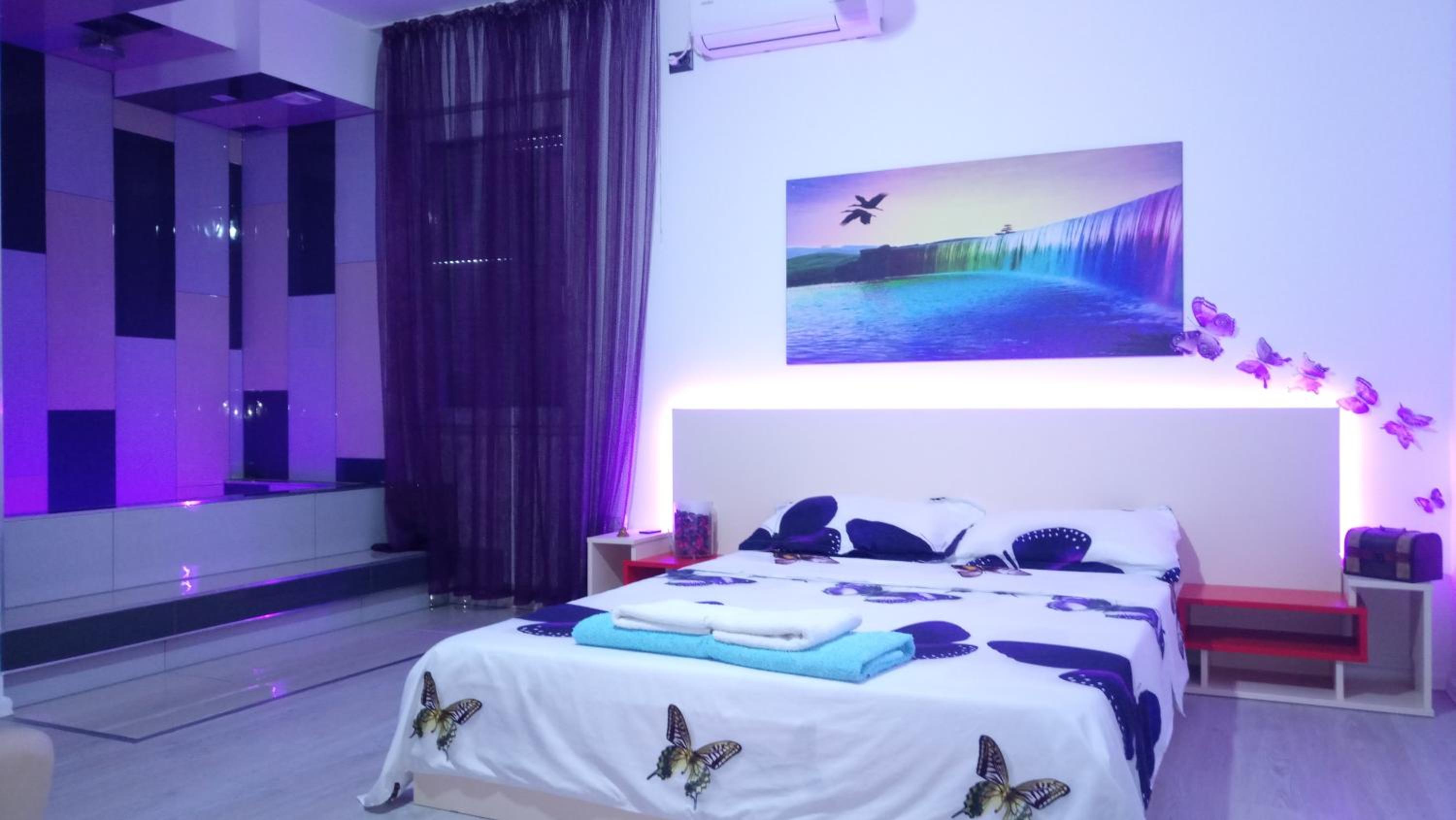 Deluxe Double Room with Bath - Photo 2