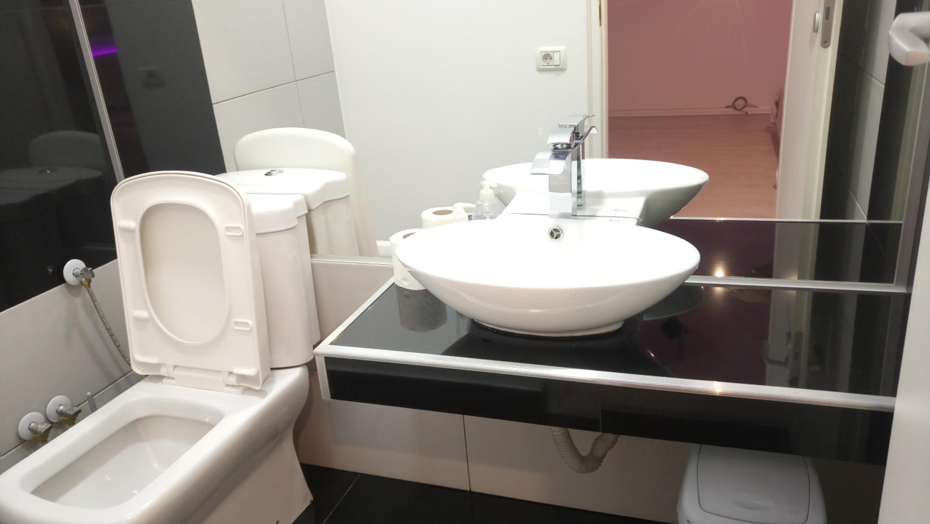 Deluxe Double Room with Bath - Photo 7