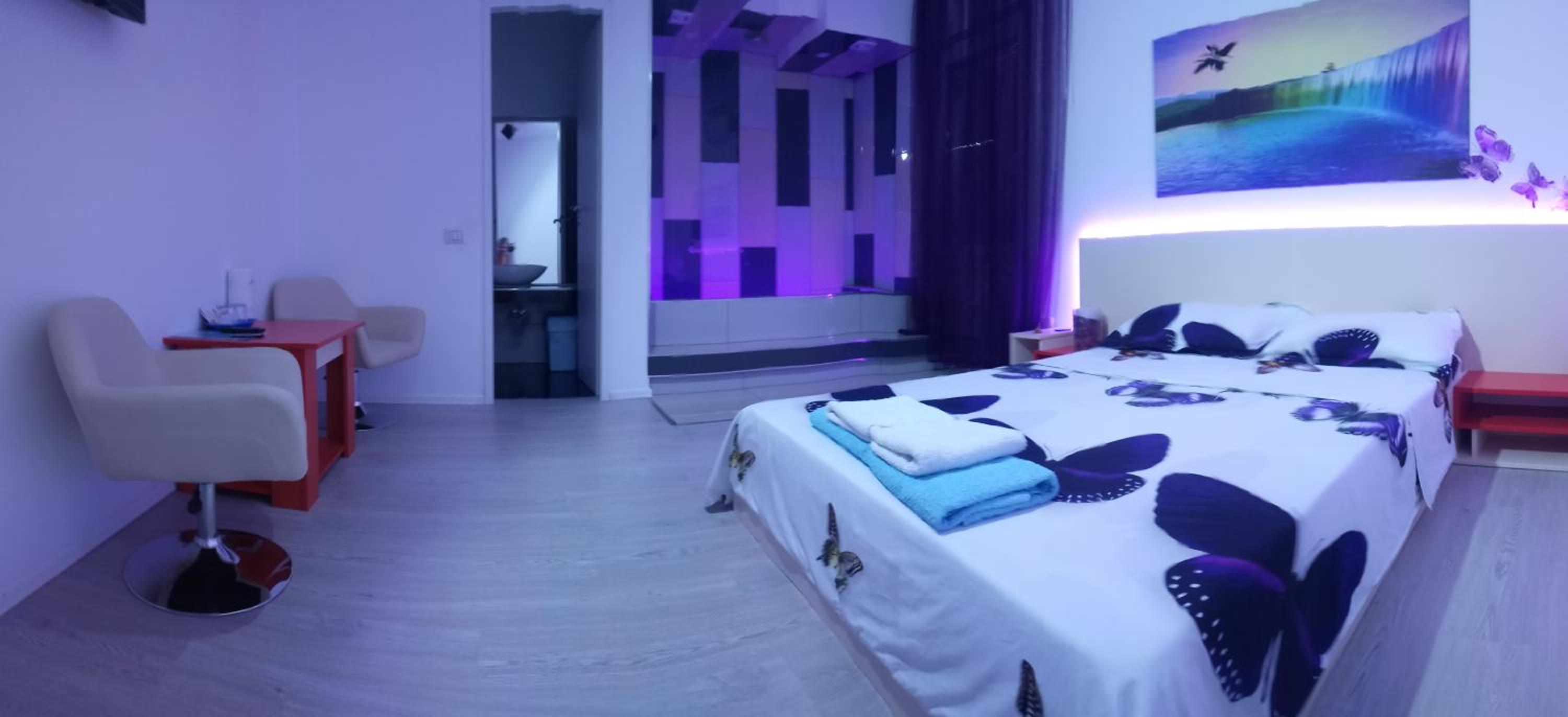 Deluxe Double Room with Bath - Photo 14