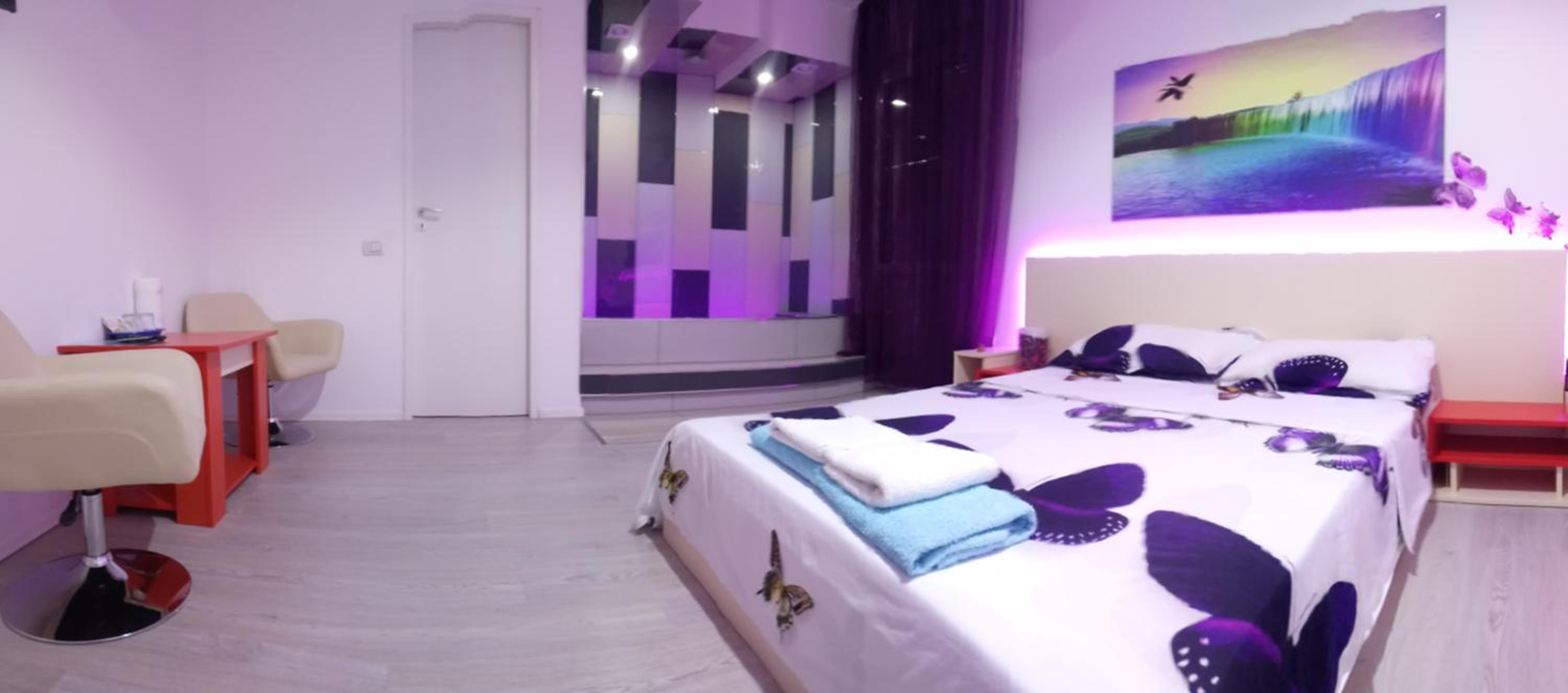 Deluxe Double Room with Bath - Photo 11