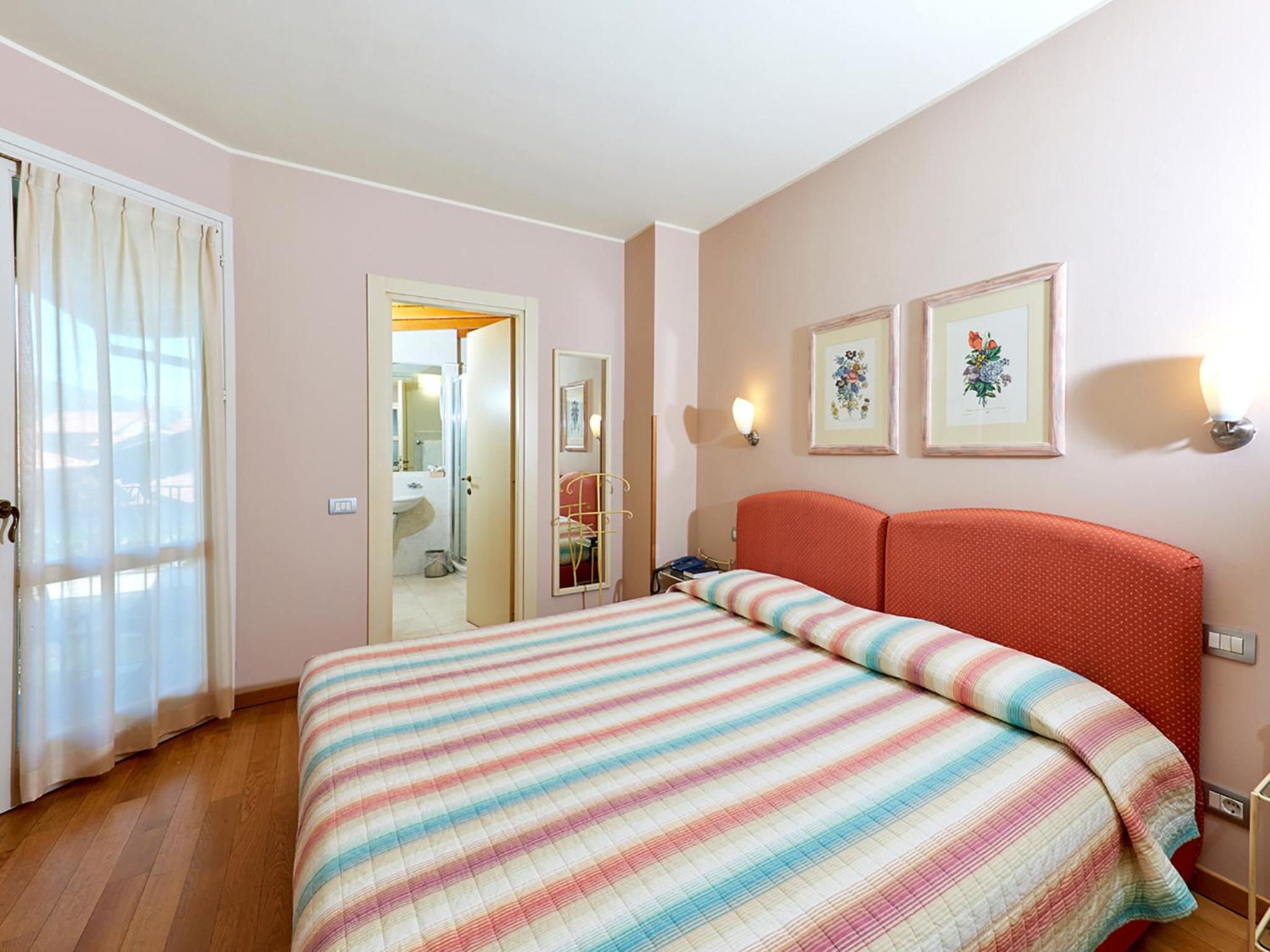 Double or Twin Room with Partial Lake View photo 2