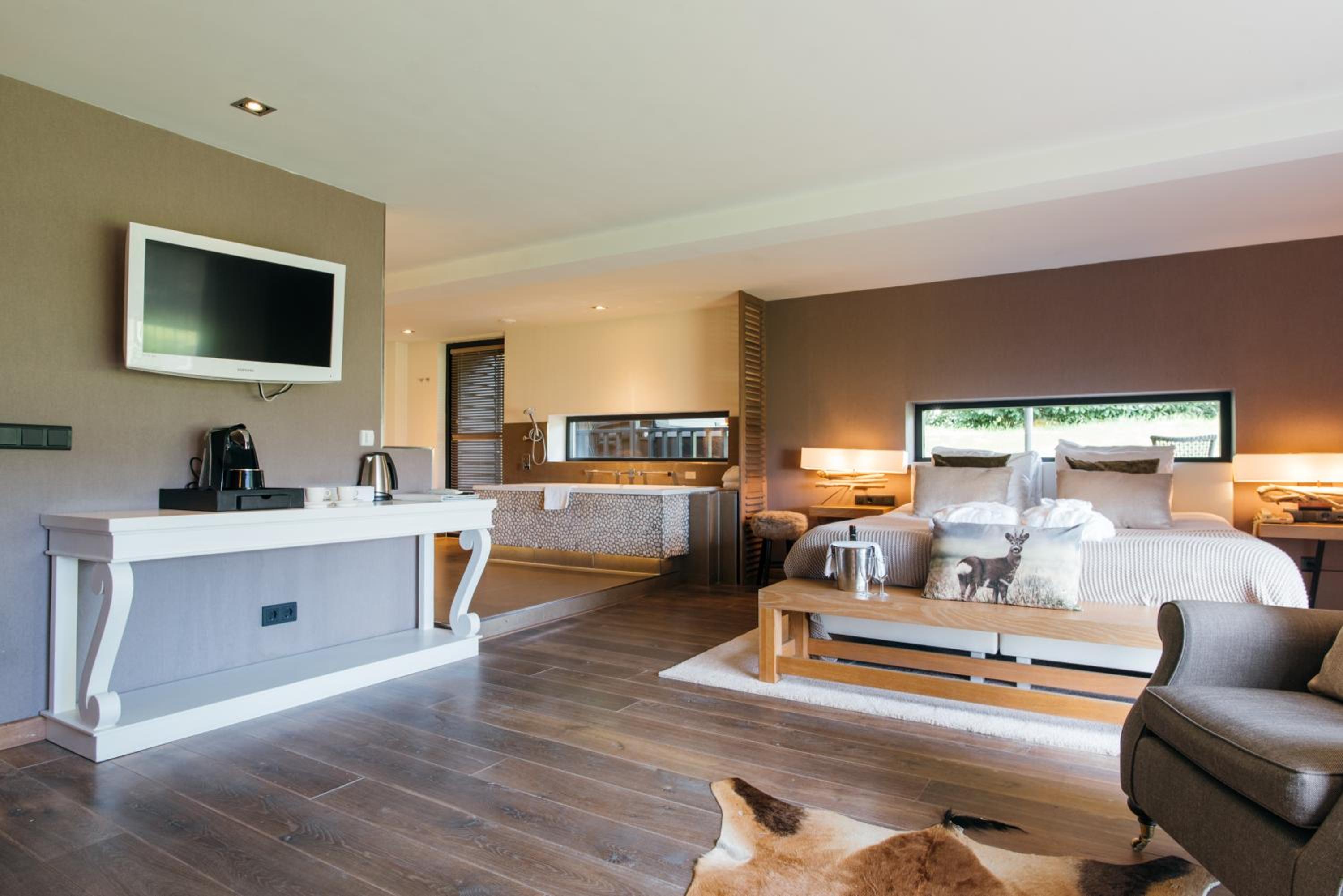 Deluxe Suite with Hot Tub