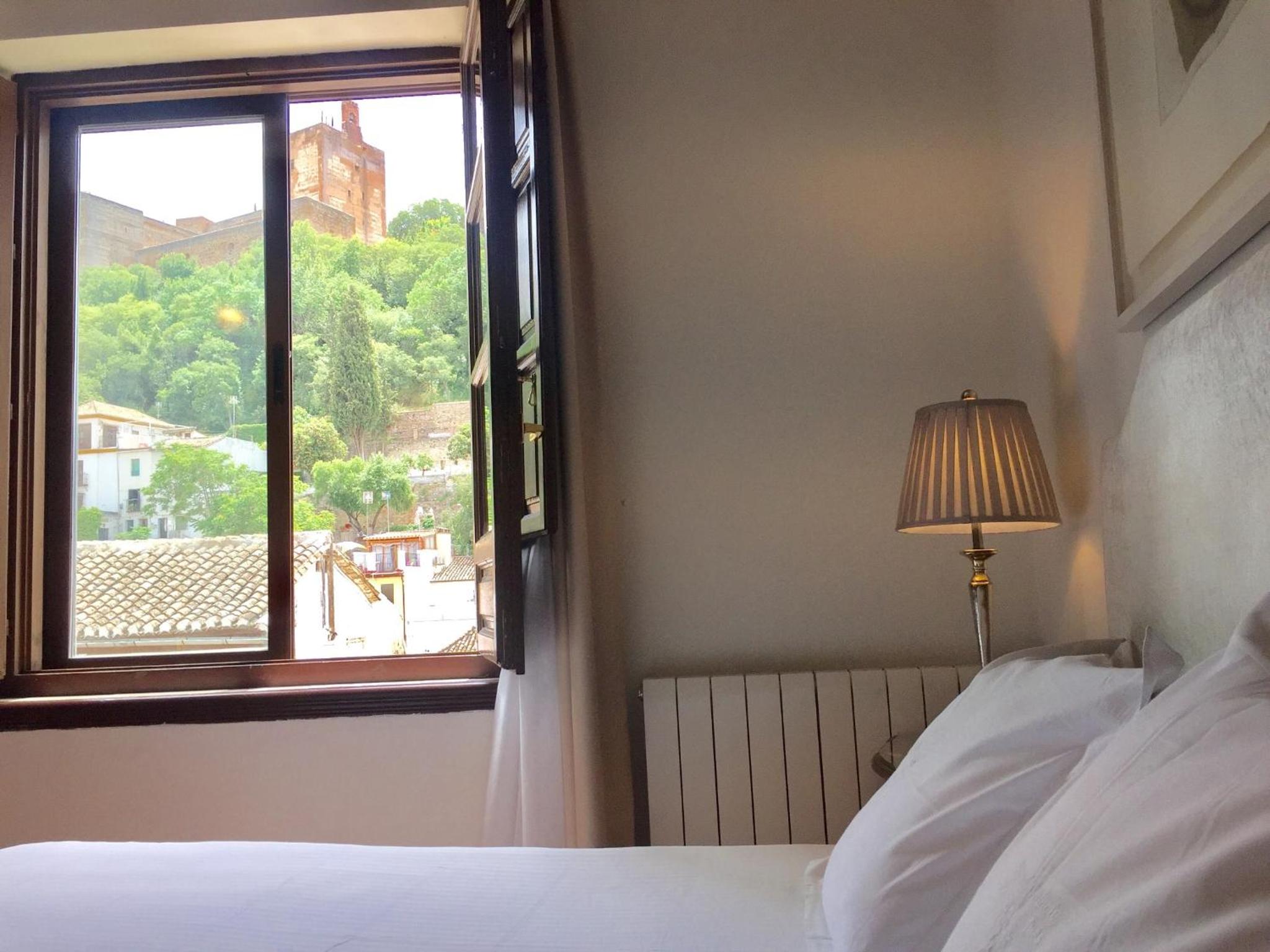Double or Twin Room with Alhambra Views - Photo 9