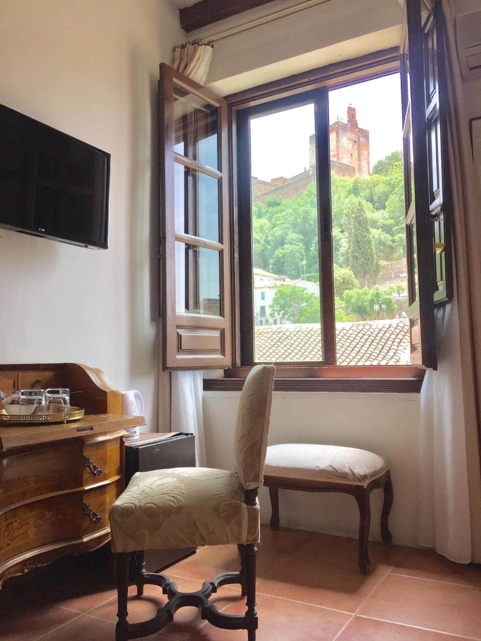 Double or Twin Room with Alhambra Views - Photo 8