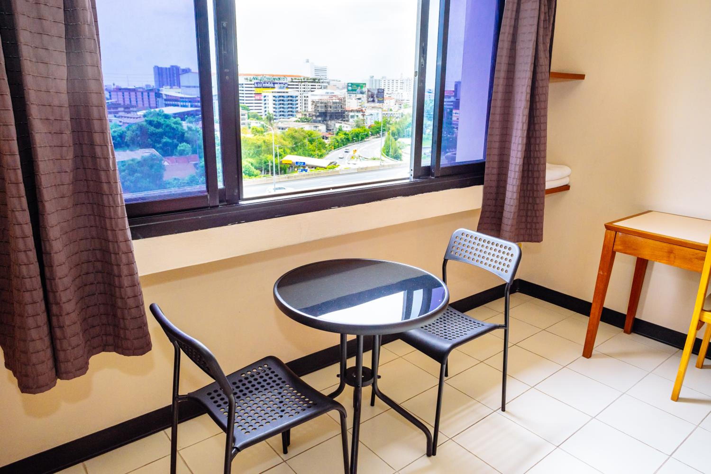 Apartment with Balcony - Photo 6