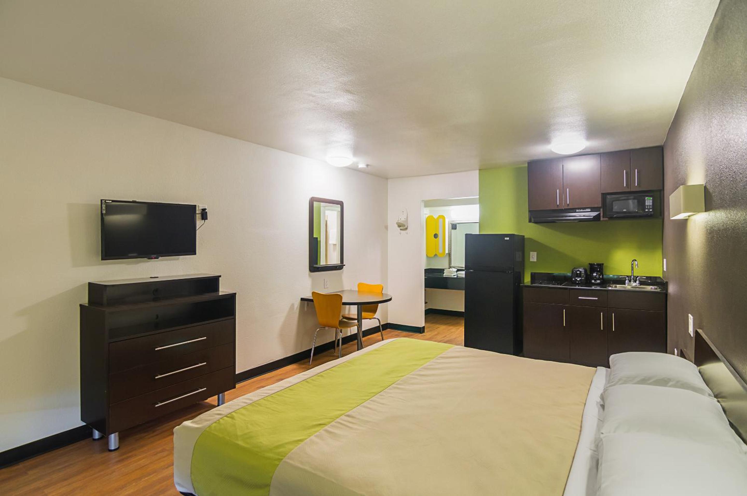King Room with Kitchen - Non-Smoking - Photo 6
