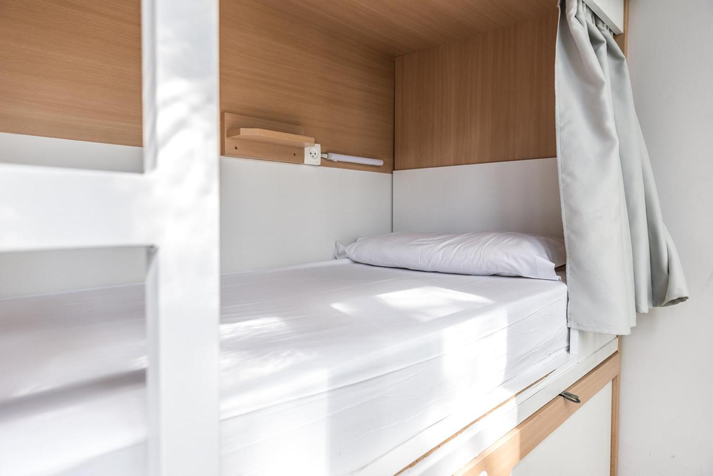 6-Bed Mixed Dormitory Room photo 3