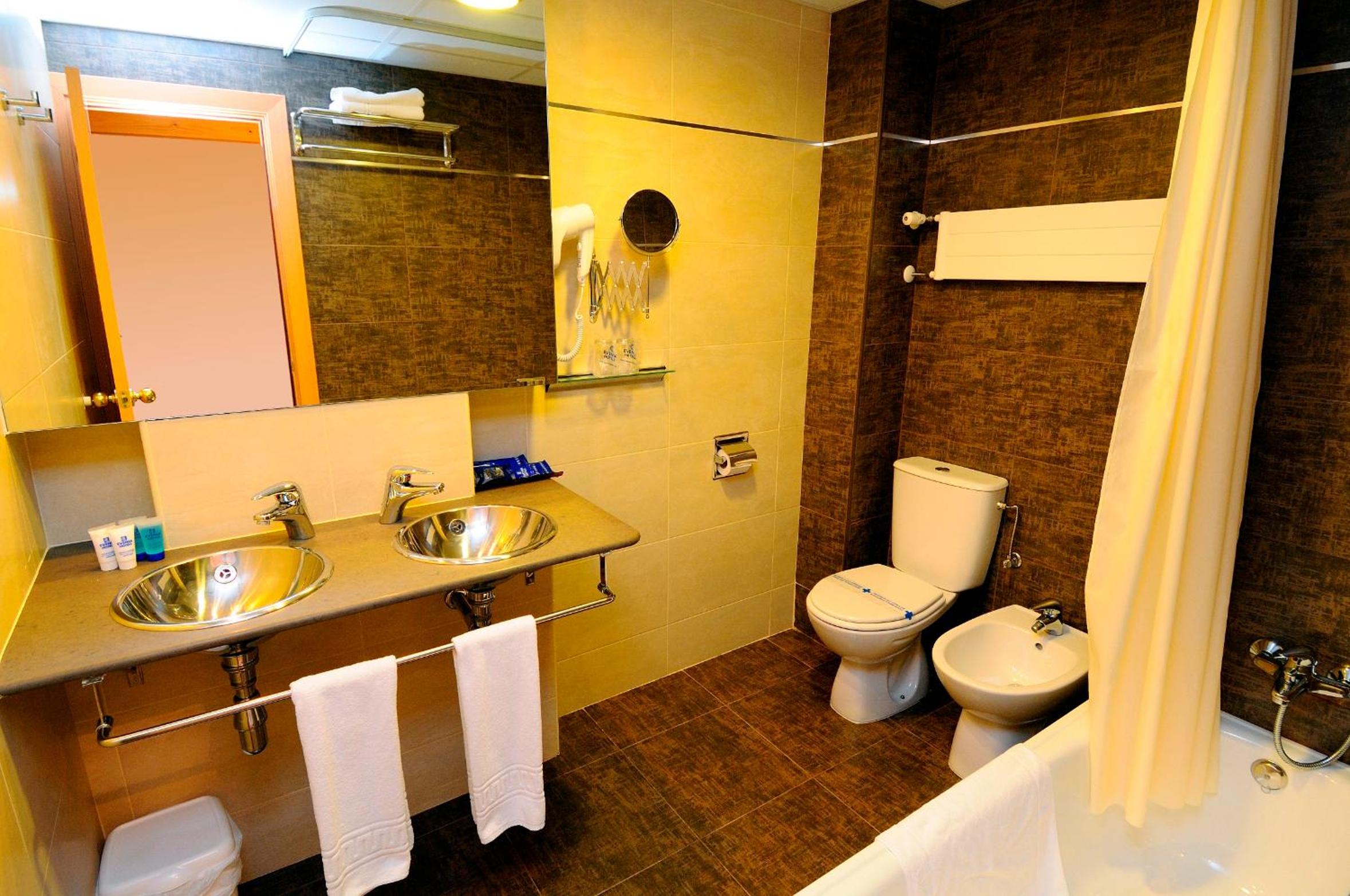 Double or Twin Room - Photo 4
