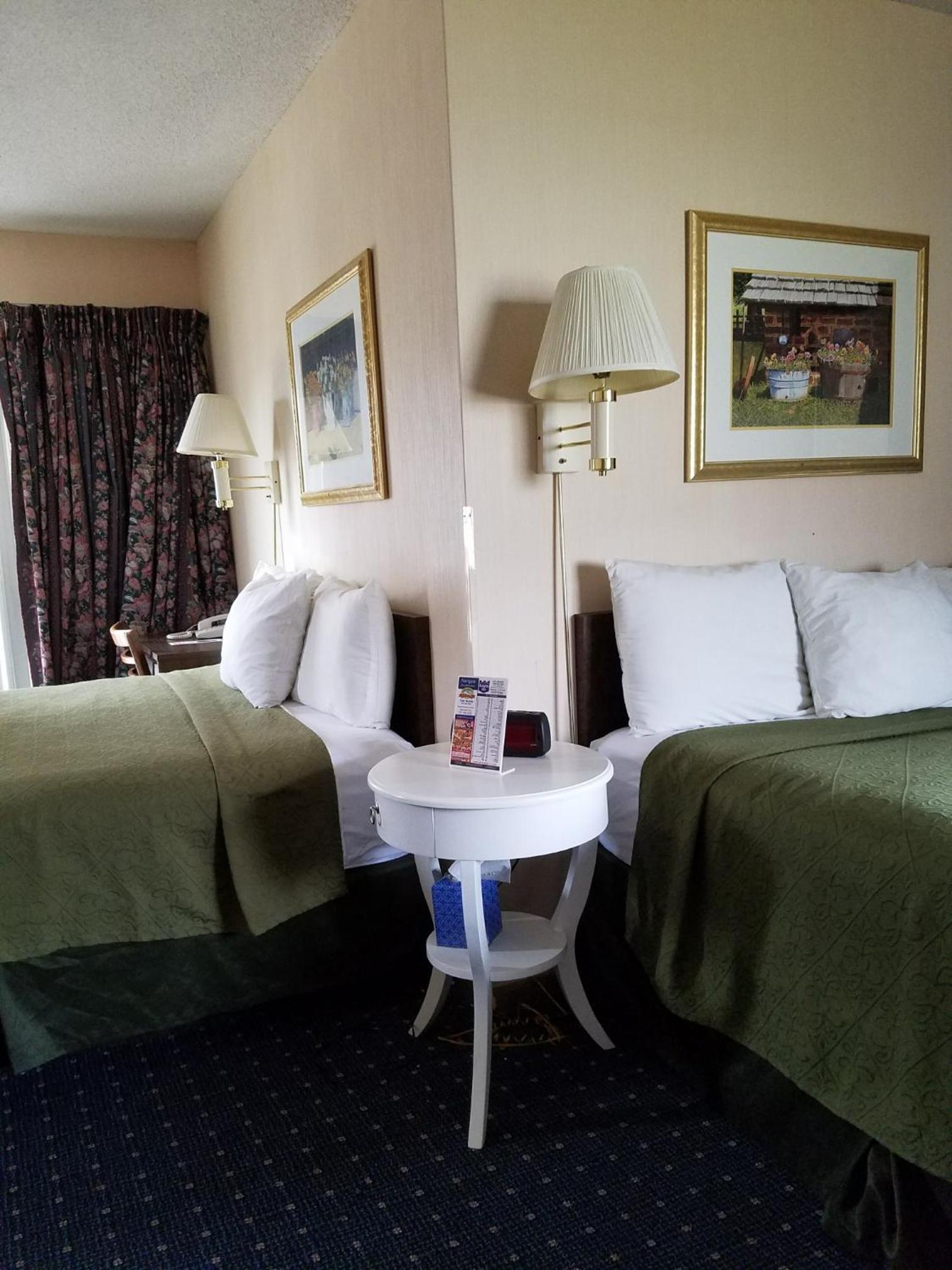 Standard 2 Queen Beds Pet Friendly Non-Smoking photo 3