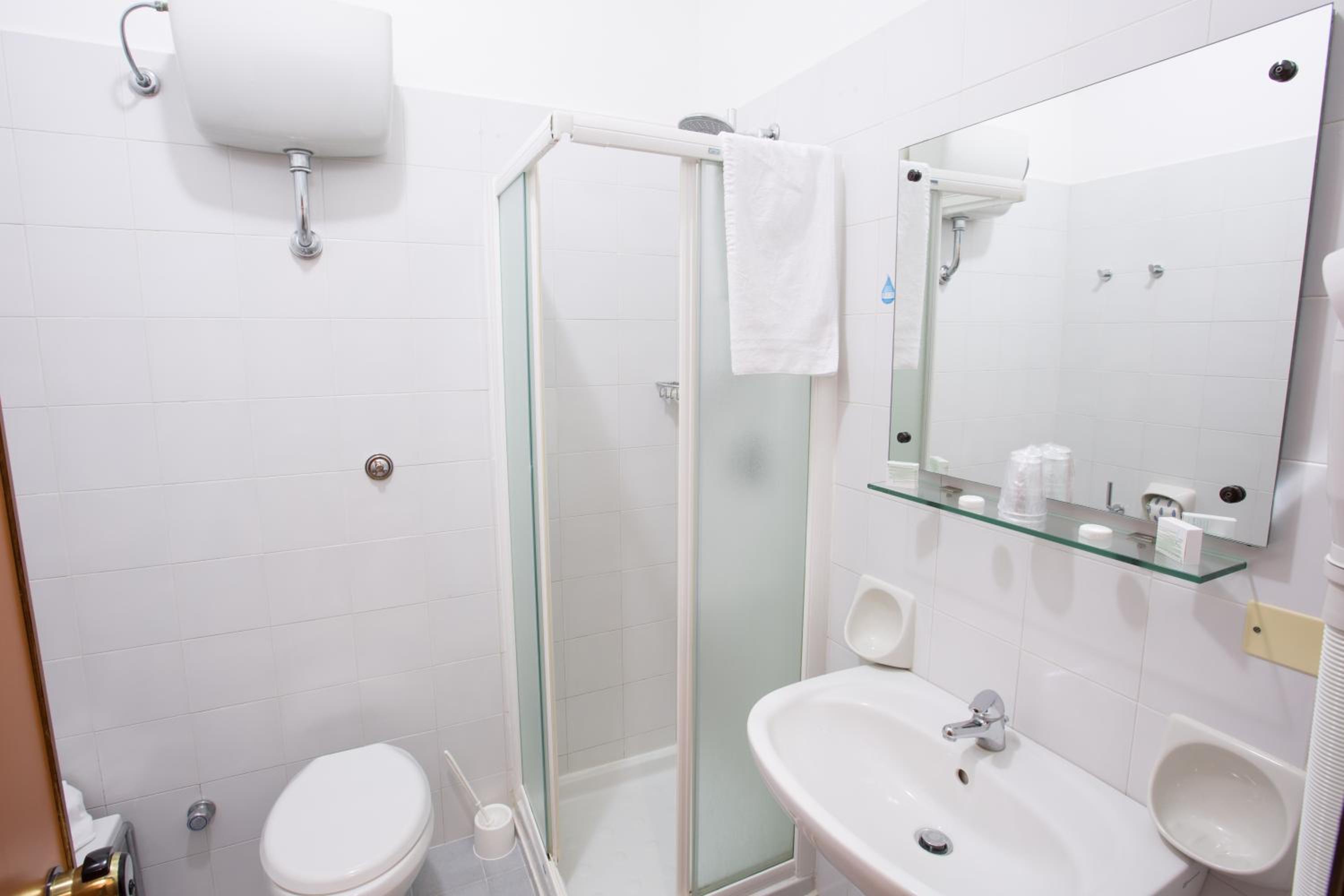 Double or Twin Room - Photo 4