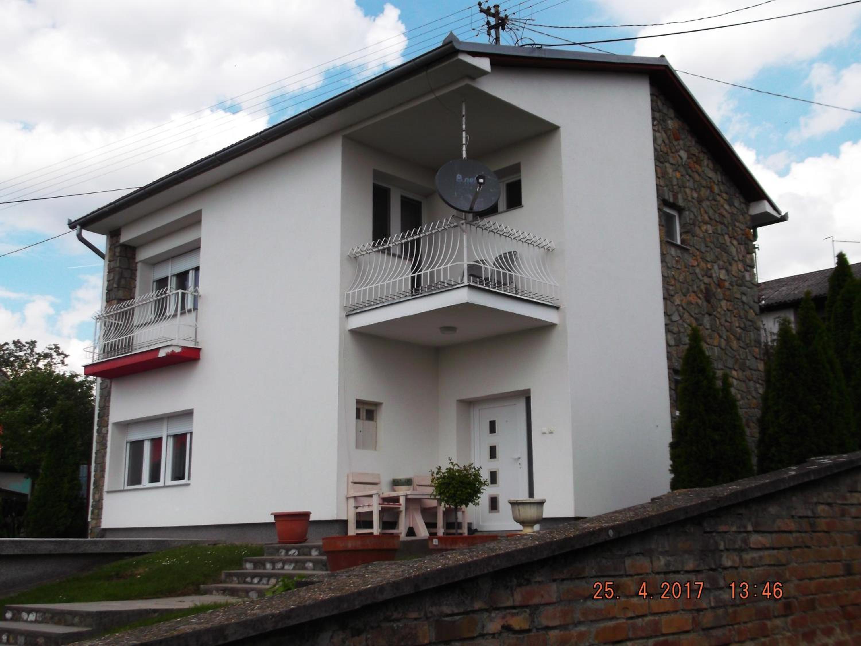 Apartment with Balcony - Photo 4