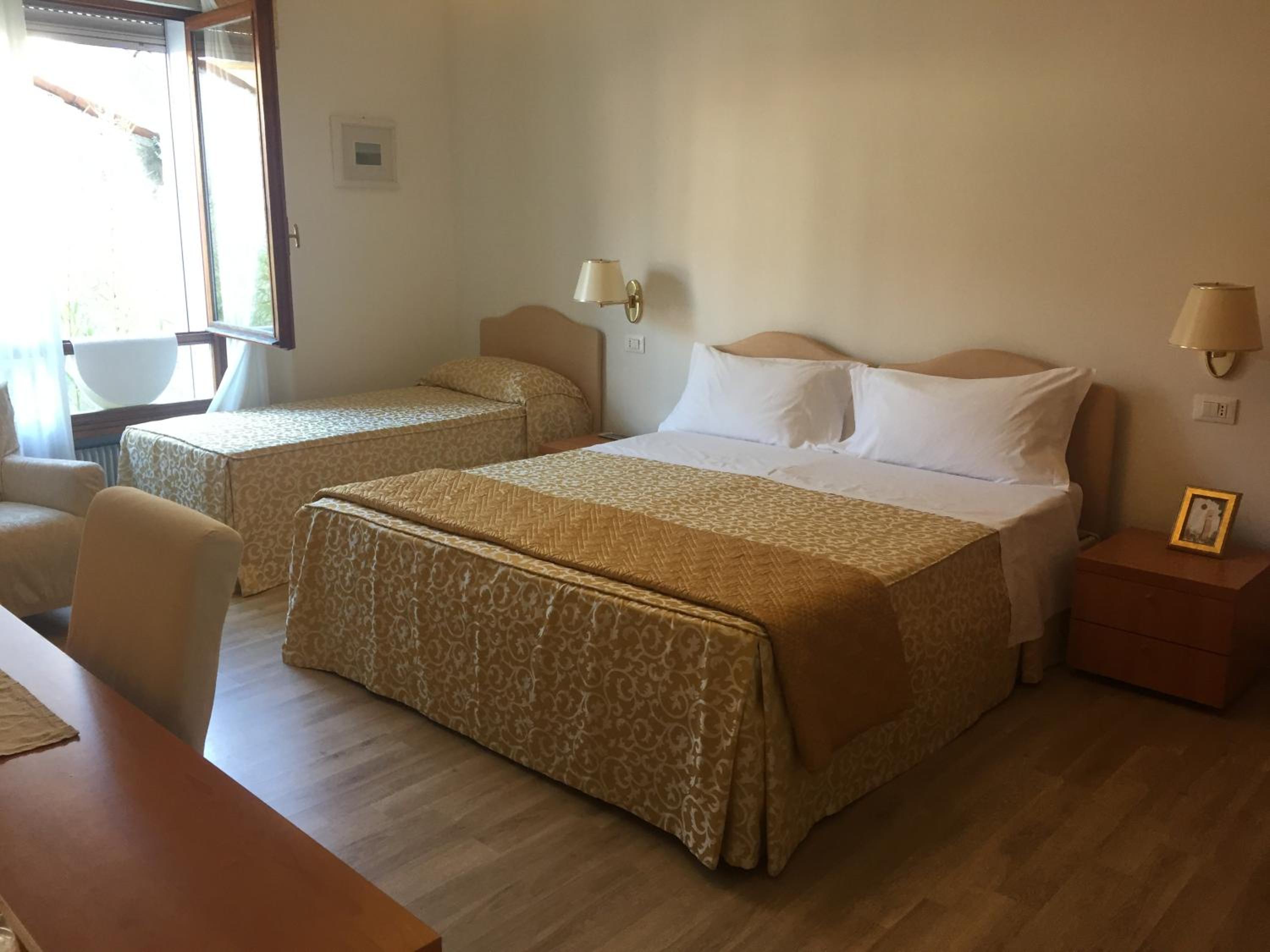 Deluxe Triple Room - Photo 2