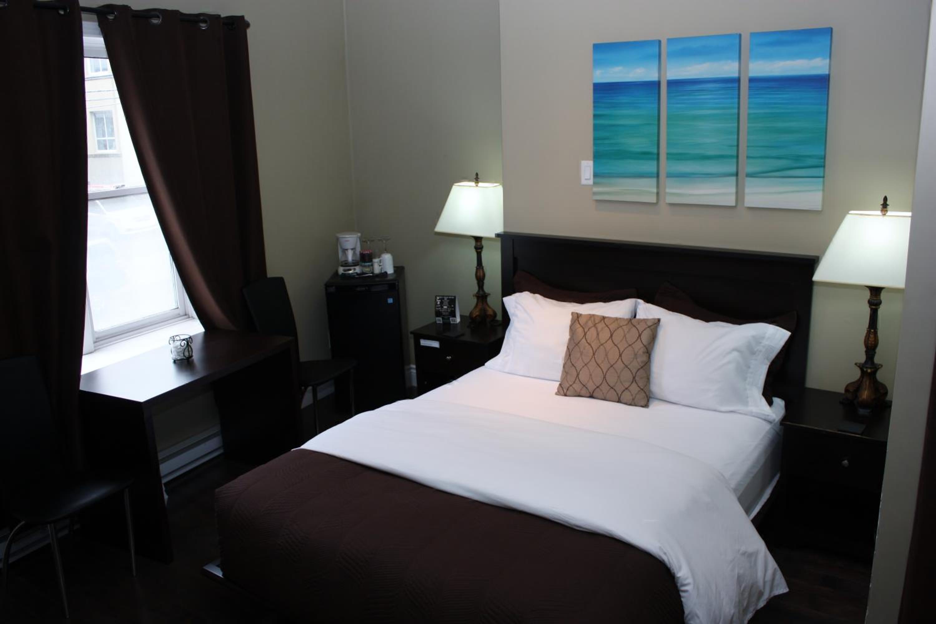 Deluxe Queen Room with Private Bathroom, photo 7