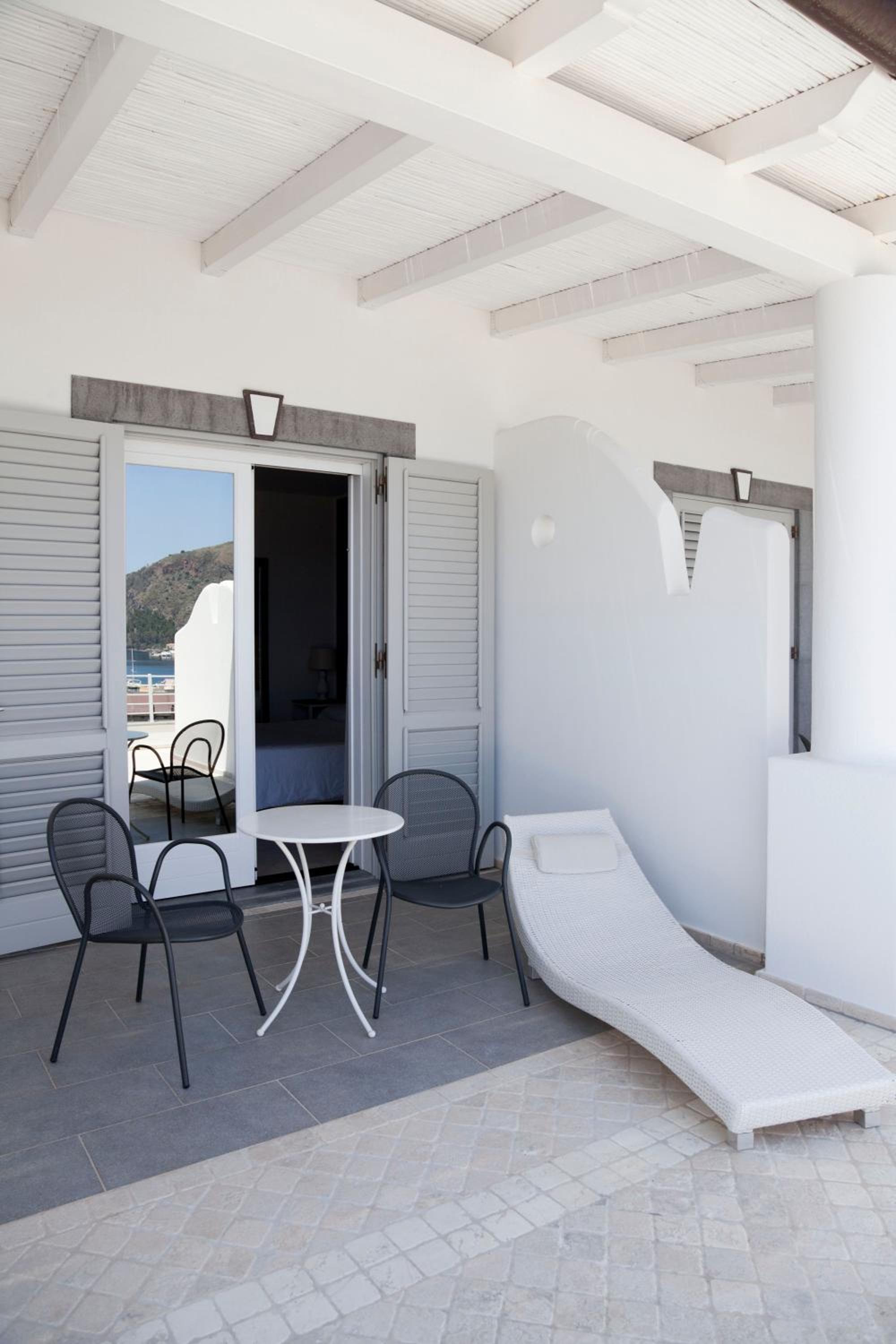 Superior Double Room with Sea View - Photo 3