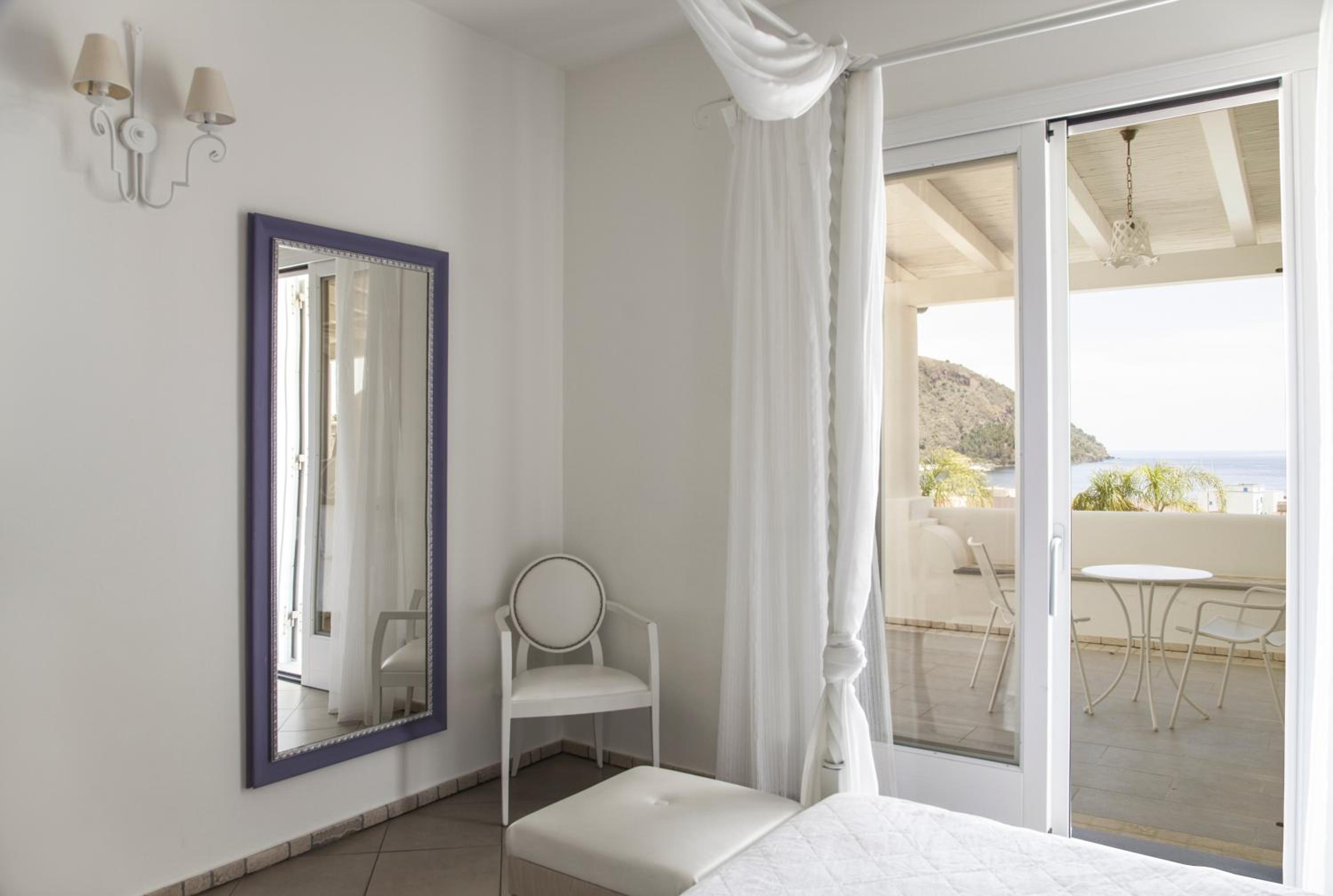 Superior Double Room with Sea View - Photo 4