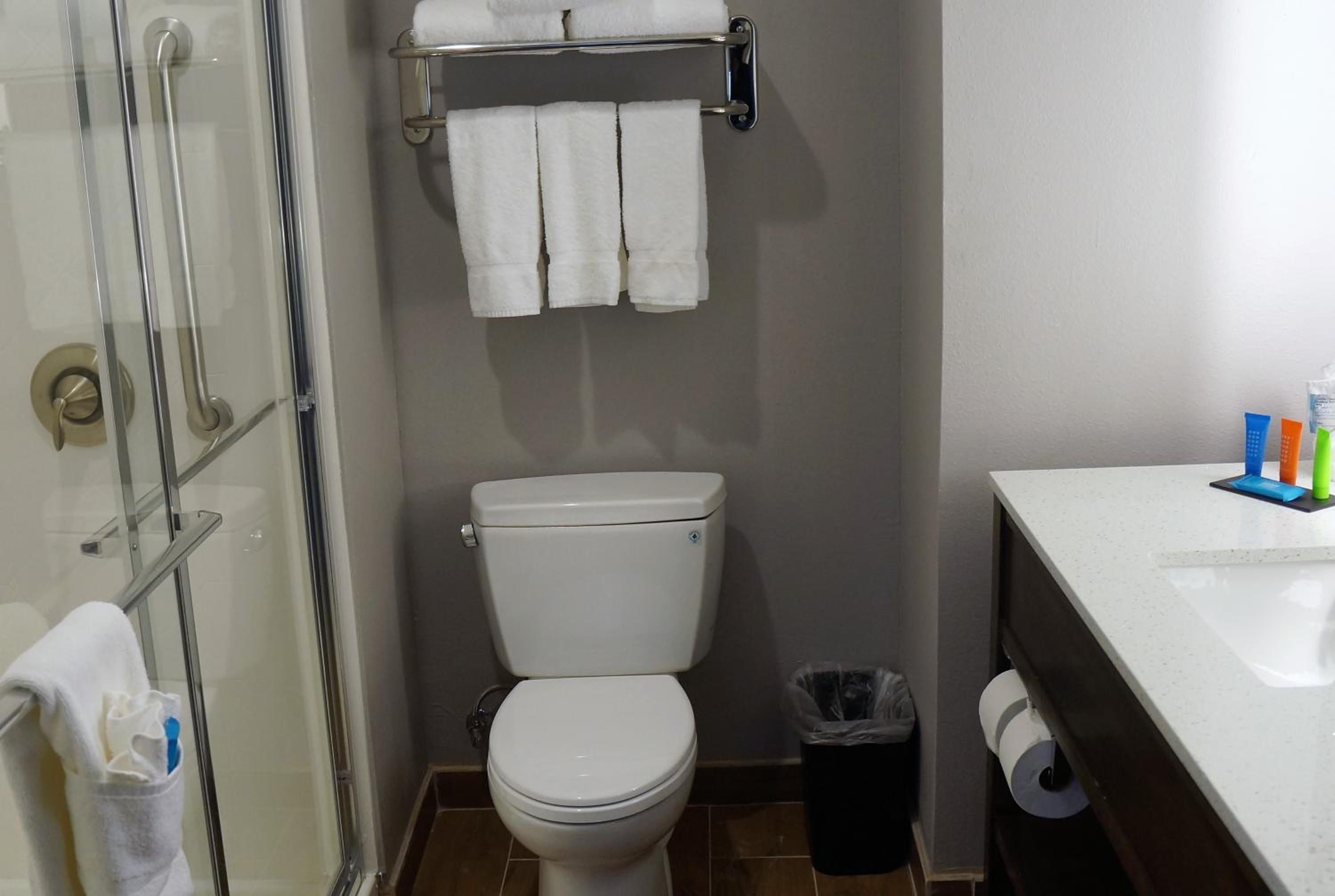 Premium Kitchenette Room with Two Queen Beds- Hearing Accessible - Photo 2