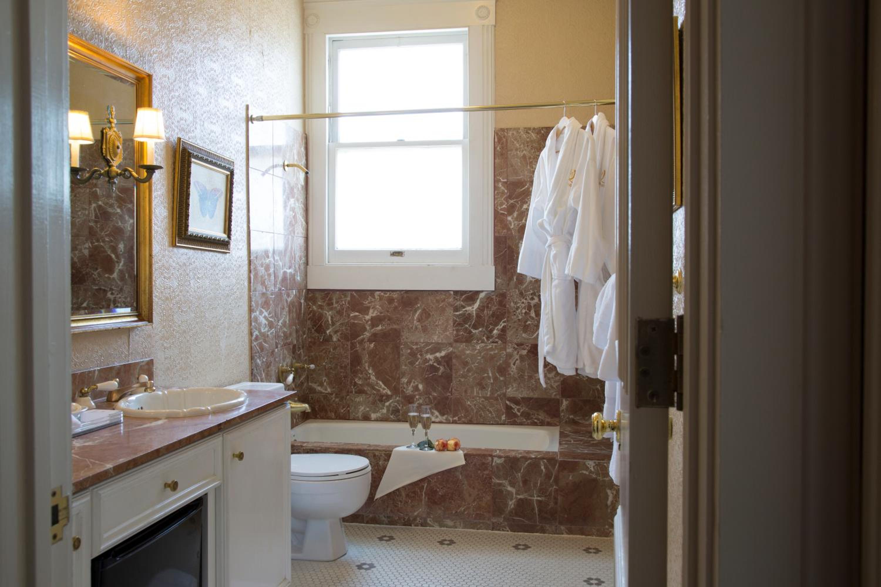Deluxe King Suite - Photo 2