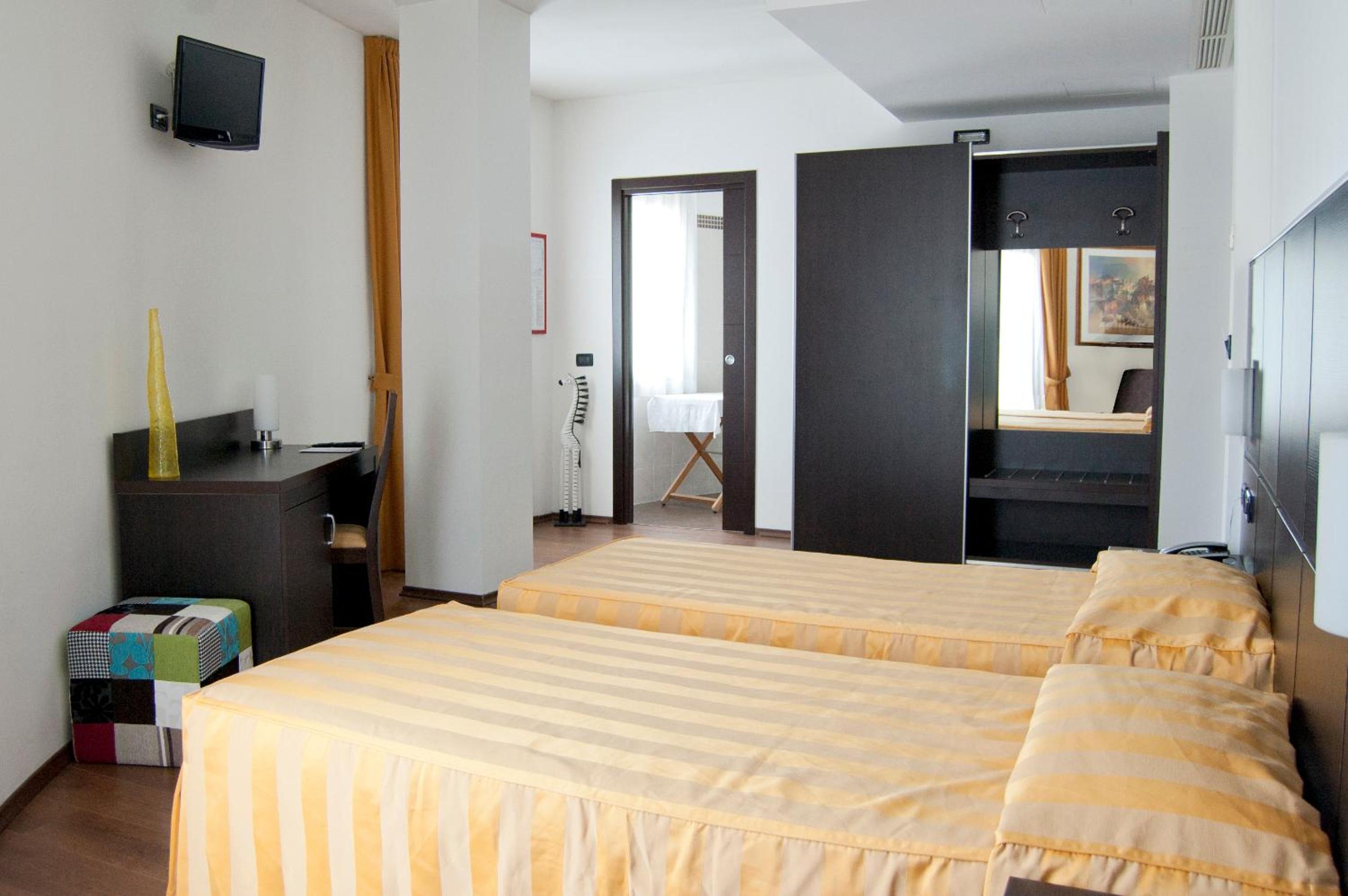 Double or Twin Room - Photo 2