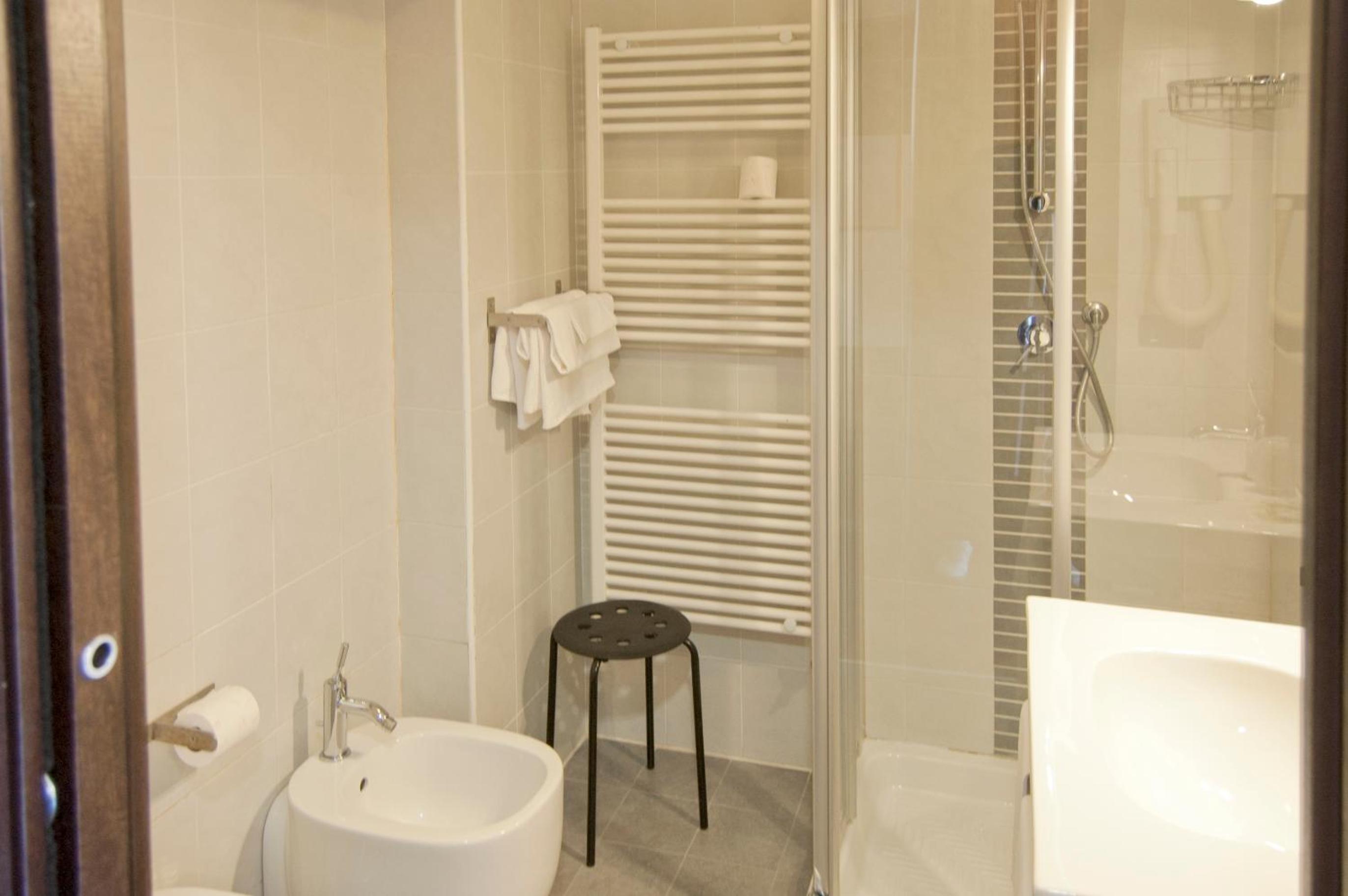 Double or Twin Room - Photo 5