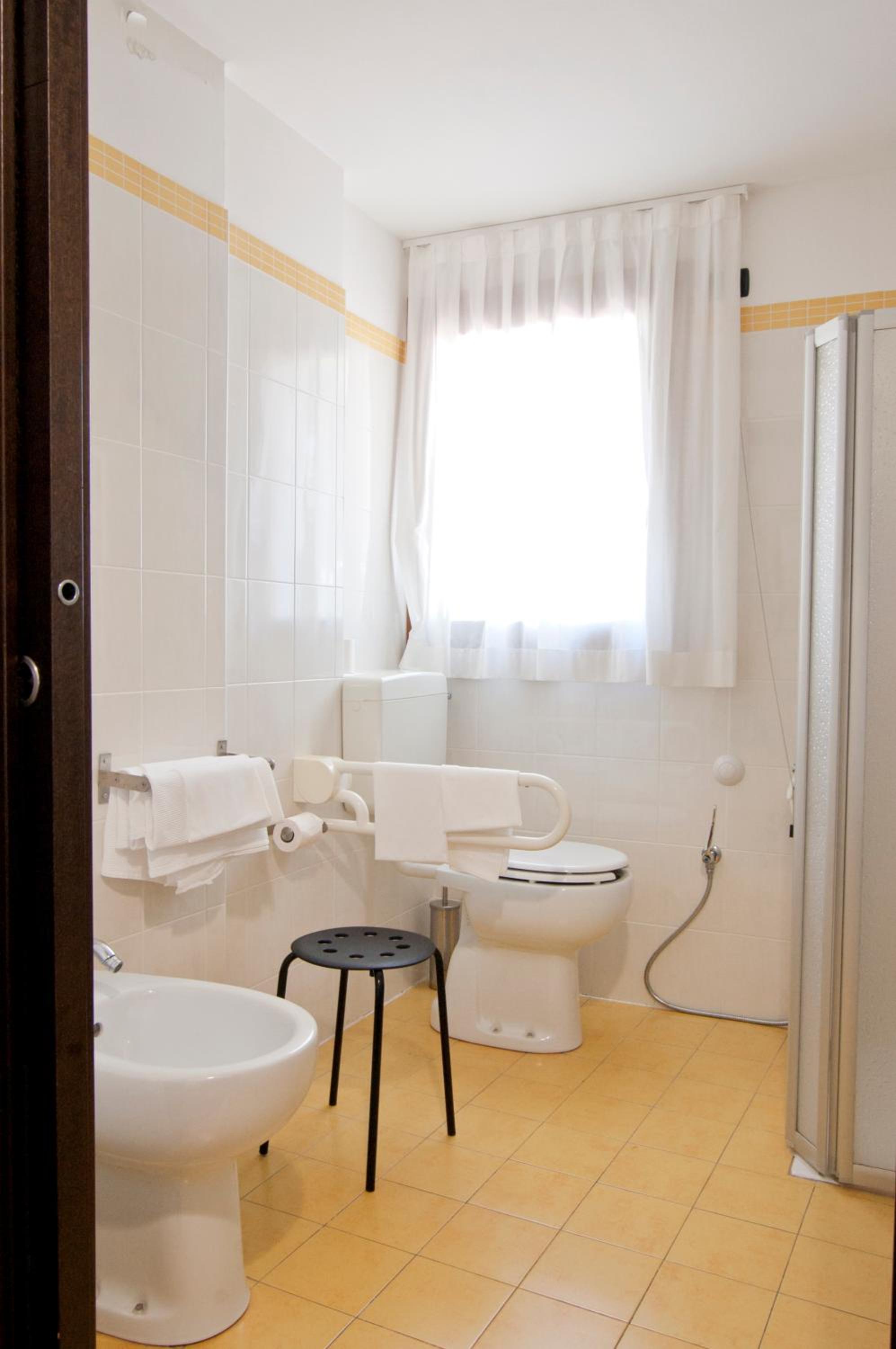 Double or Twin Room - Photo 7