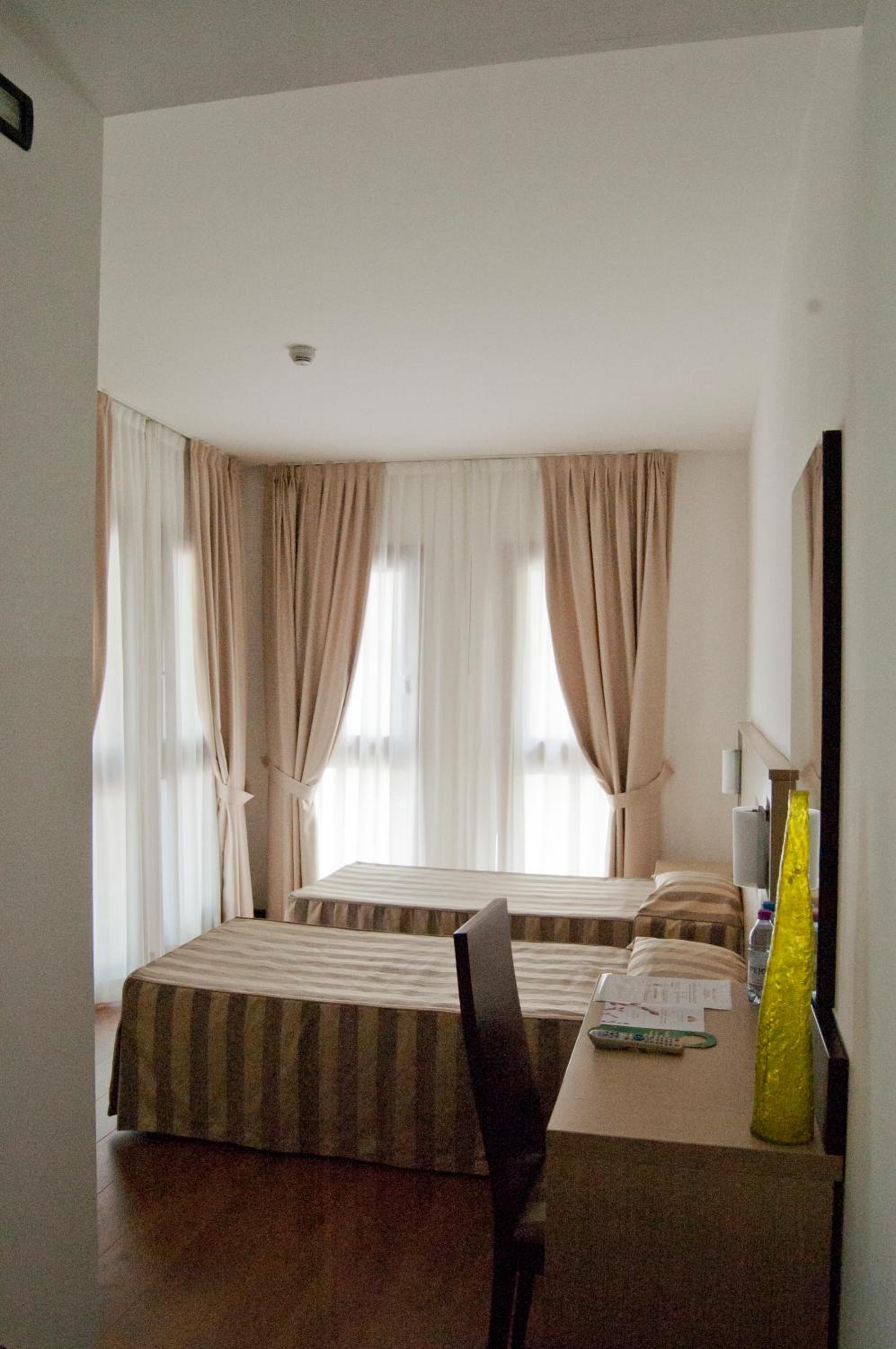 Double or Twin Room - Photo 6