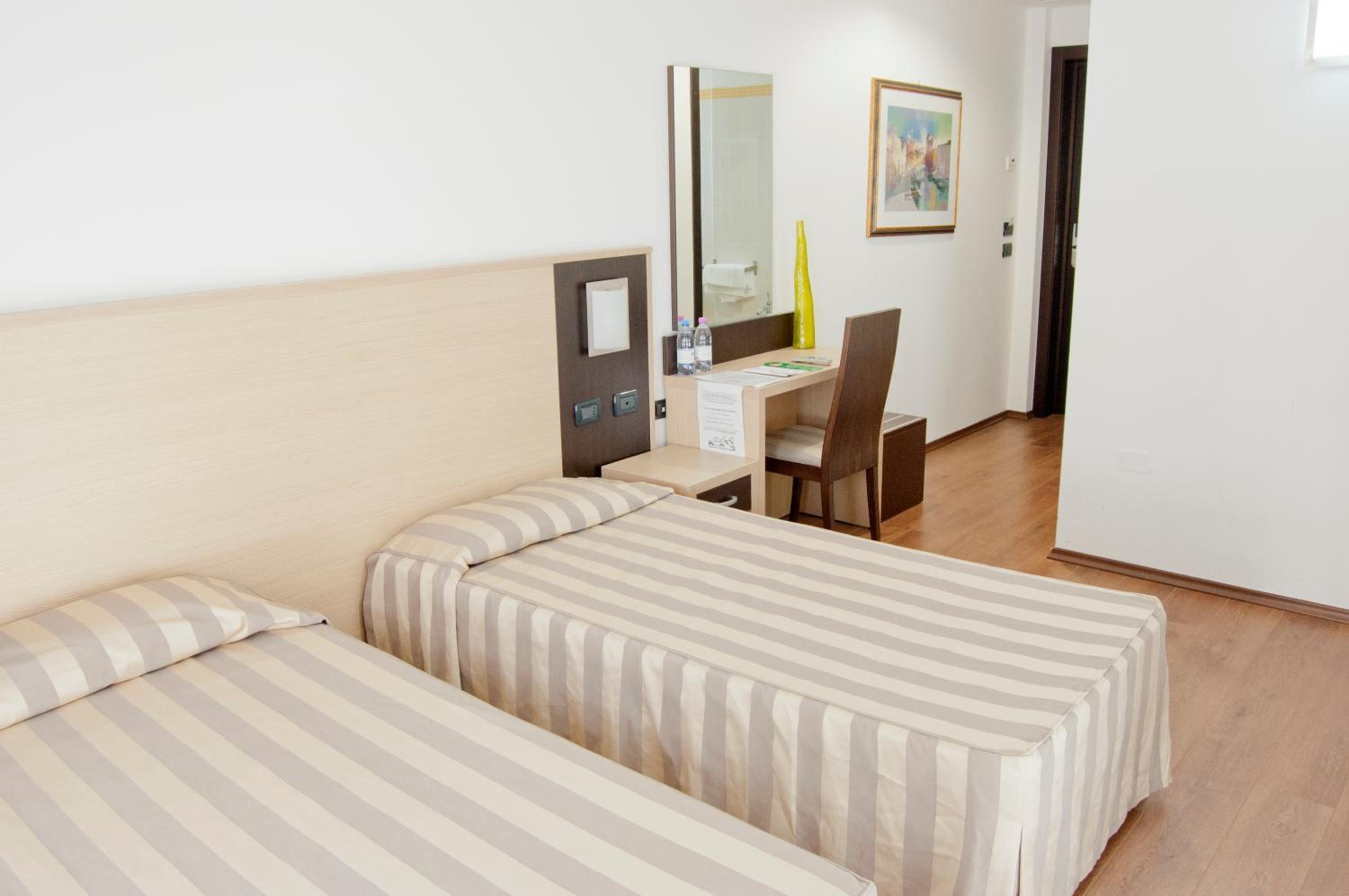 Double or Twin Room - Photo 8