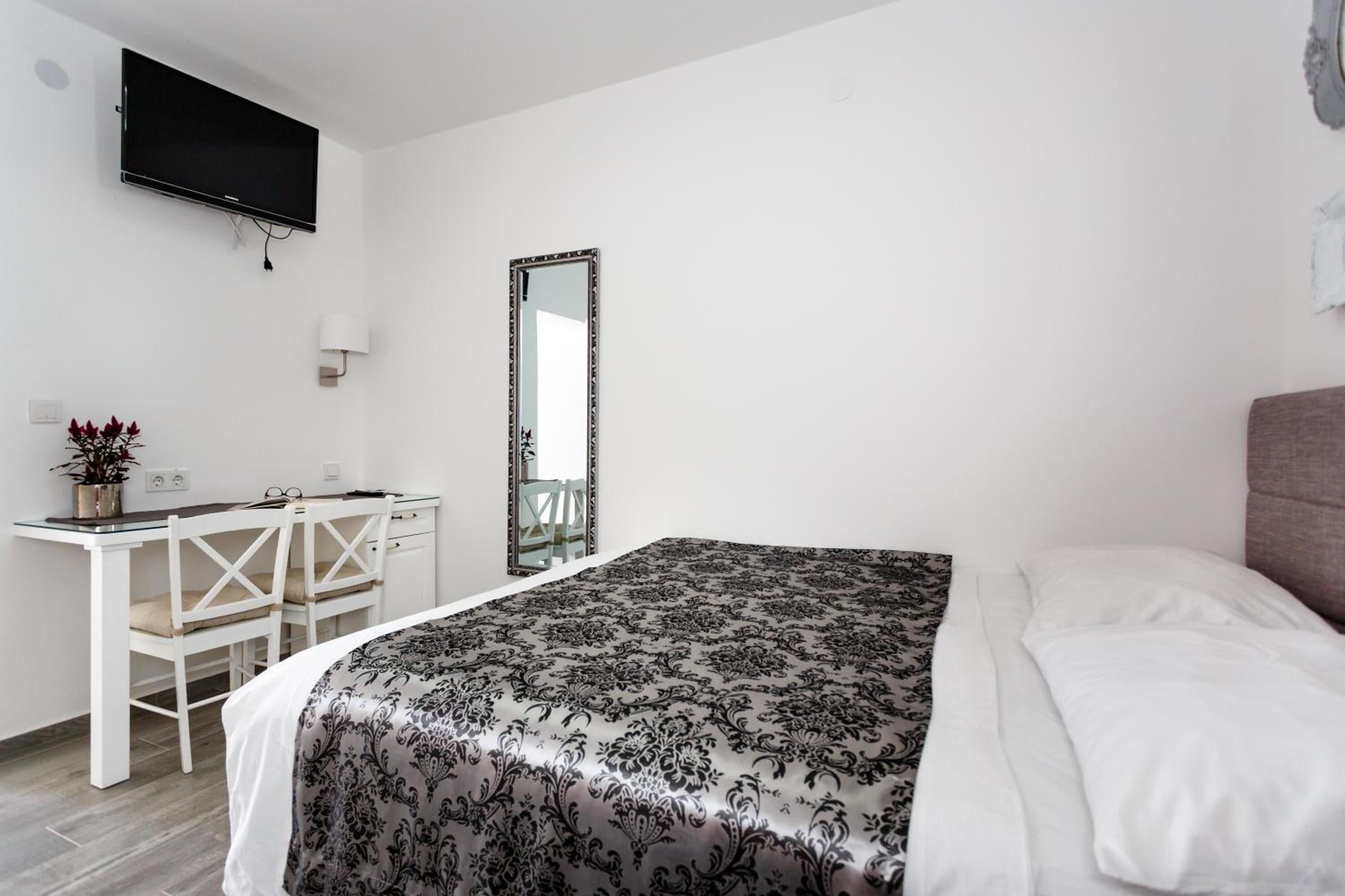 Studio with Balcony and Sea View - Photo 4