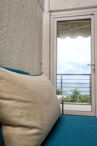 Two-Bedroom Apartment with Mountain View